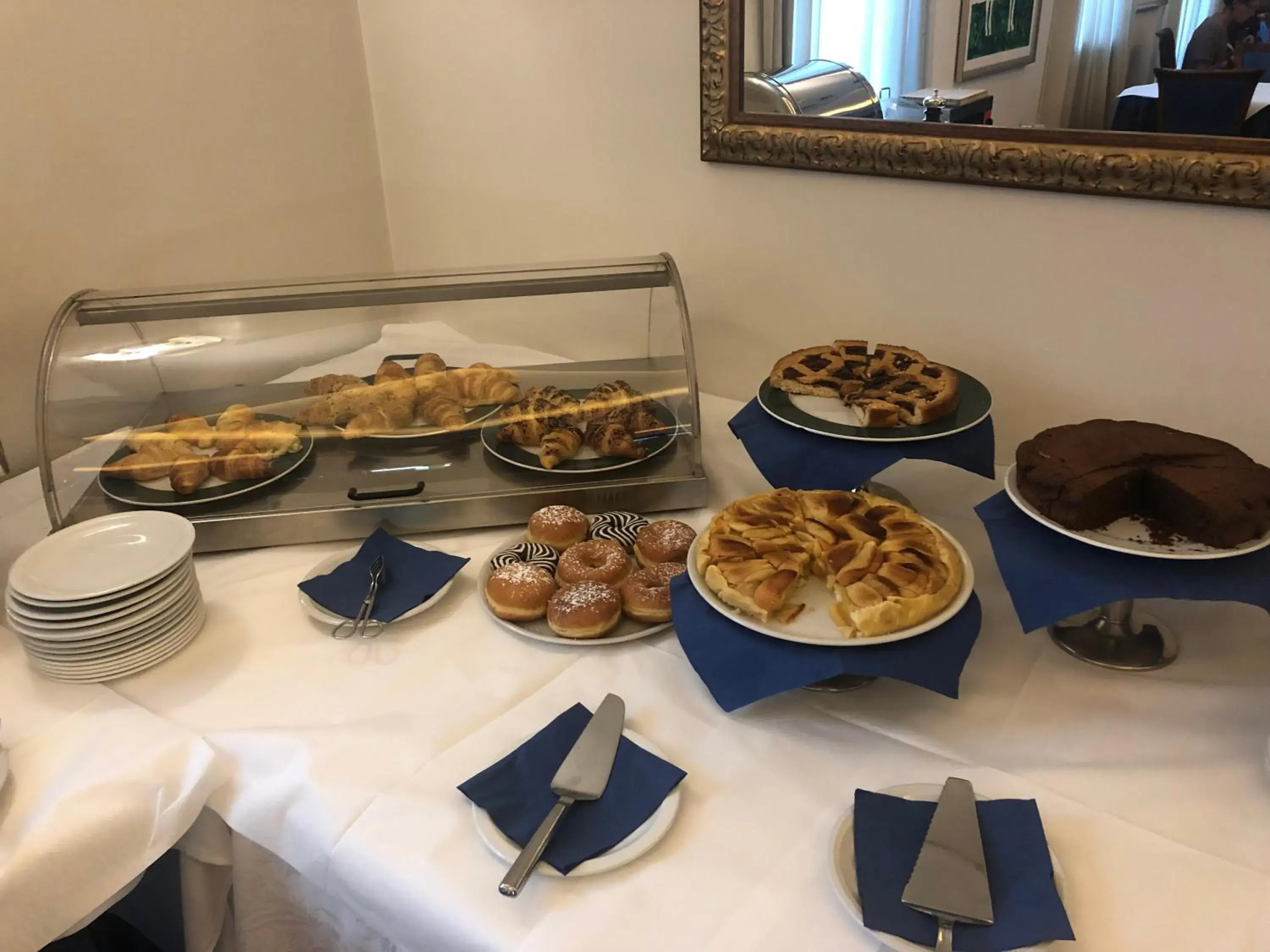 Breakfast in Hotel Villa Savoia