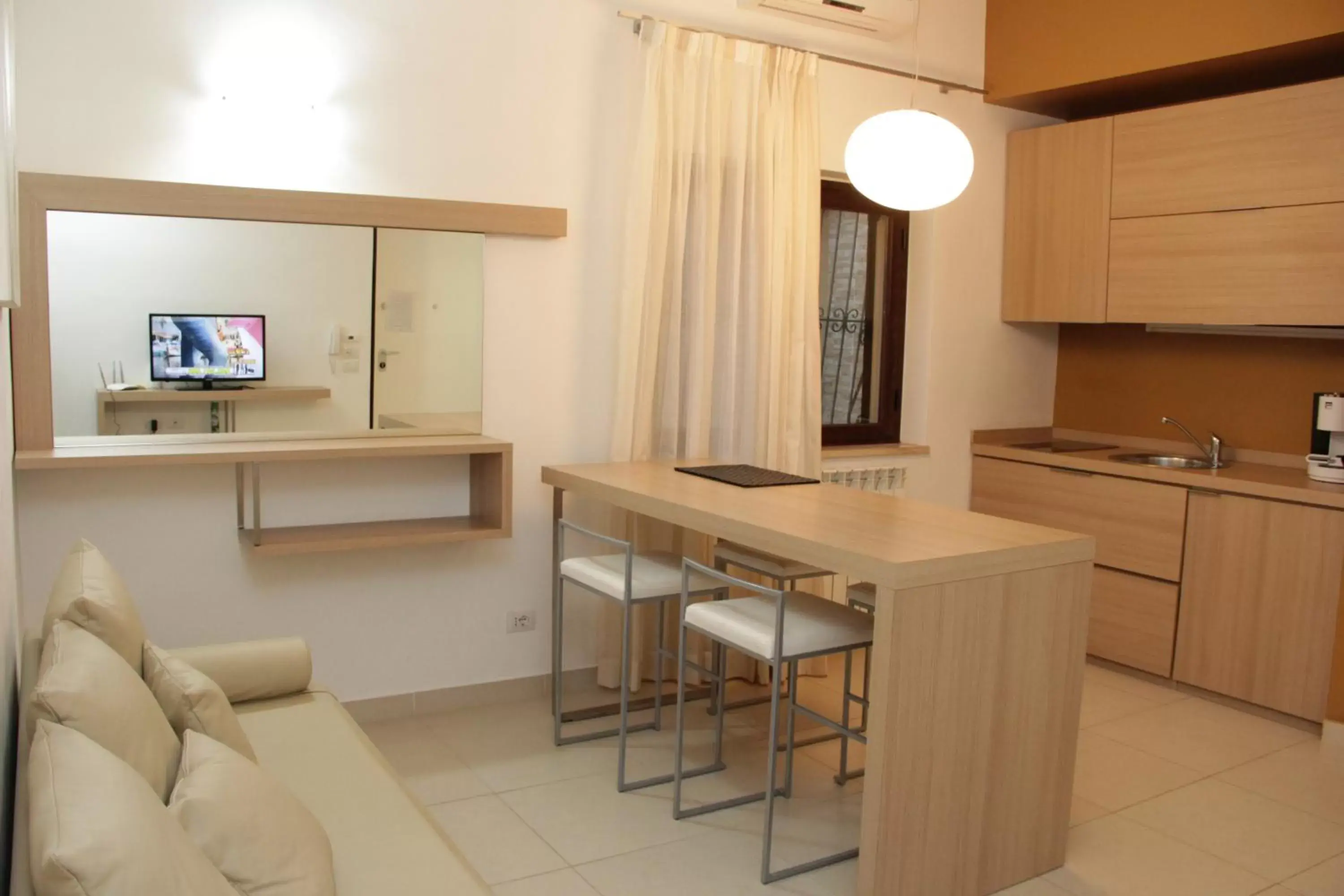 Kitchen or kitchenette, Dining Area in San Michele Apartments&Rooms