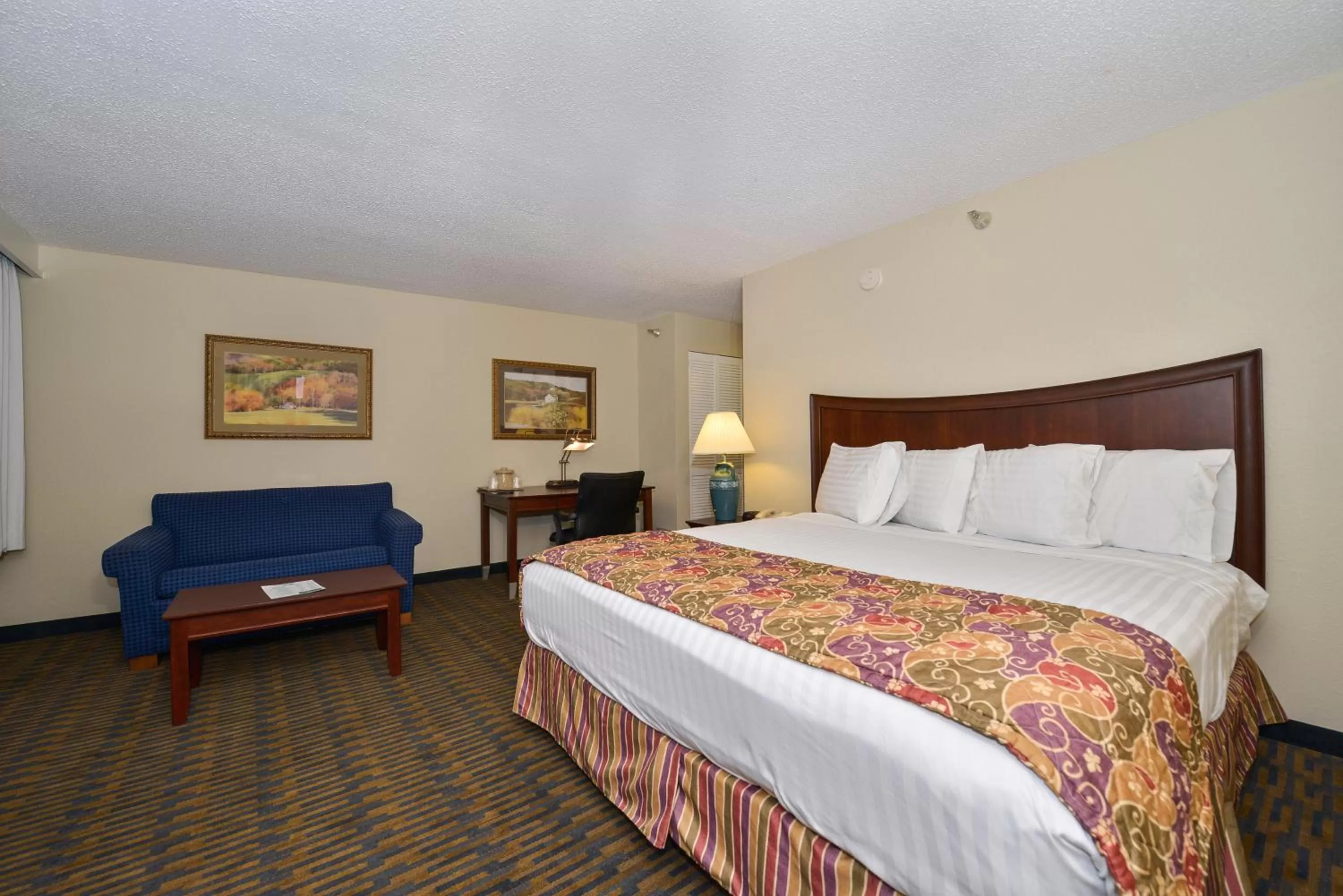 Photo of the whole room, Bed in Lamplighter Inn-South