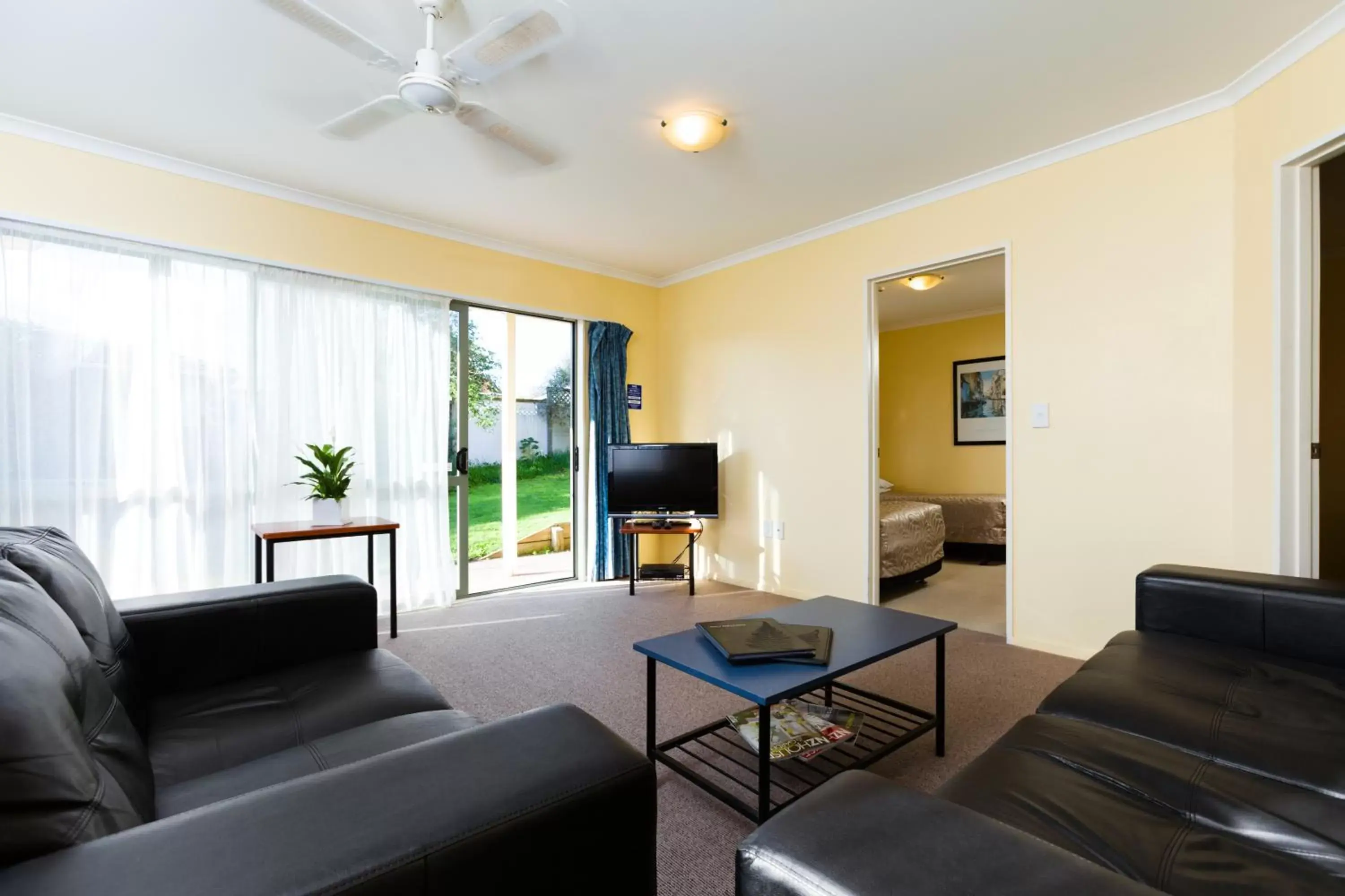 Day, Seating Area in Elliotts Kapiti Coast Motor Lodge