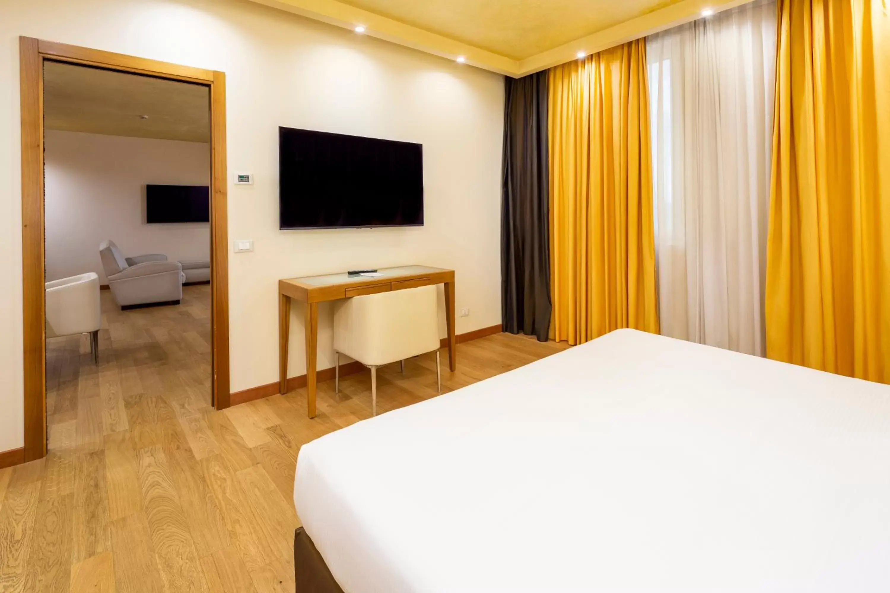 Bed, TV/Entertainment Center in Crowne Plaza Padova, an IHG Hotel