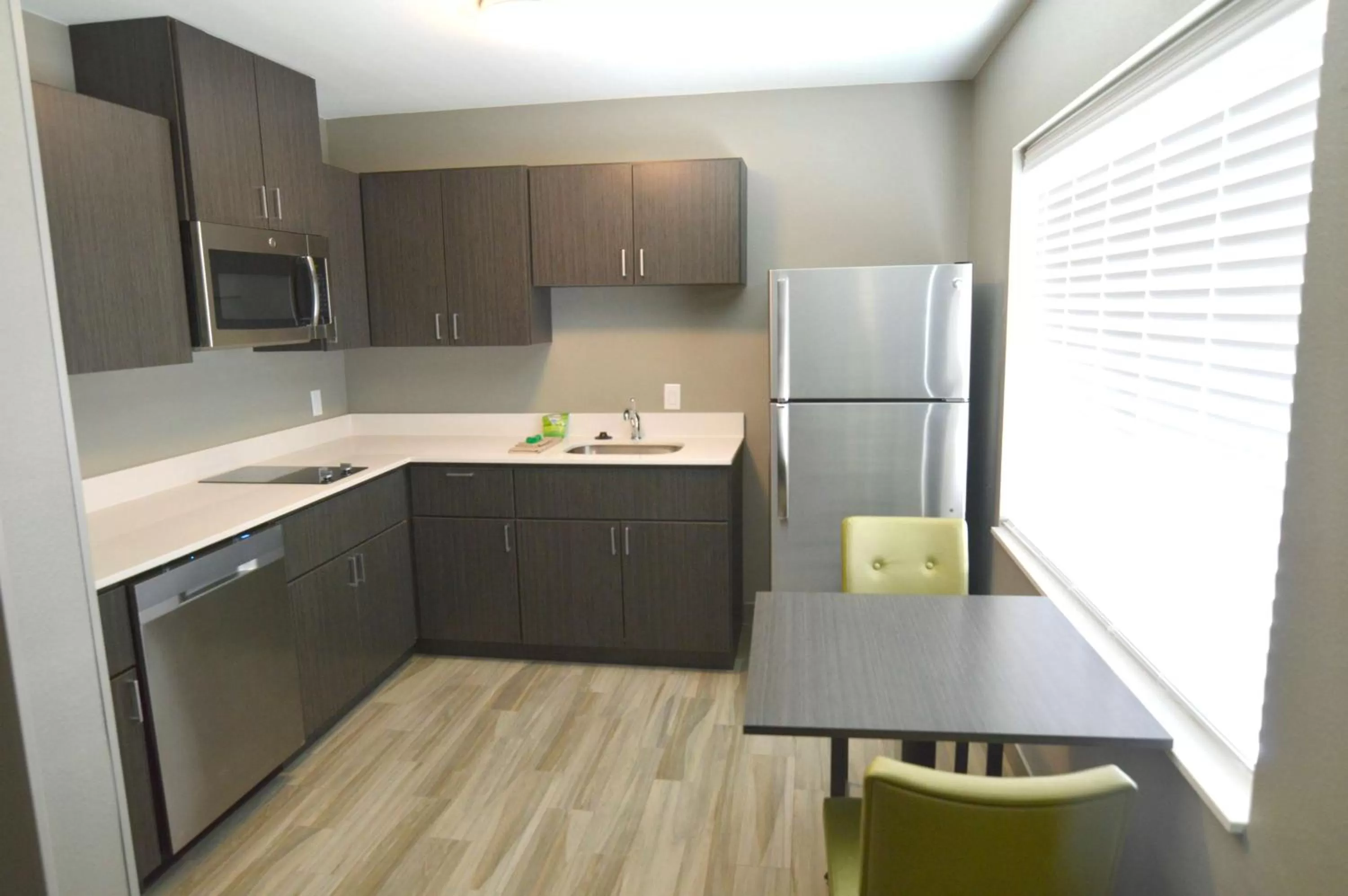 Photo of the whole room, Kitchen/Kitchenette in Best Western Plus Pasadena Inn & Suites