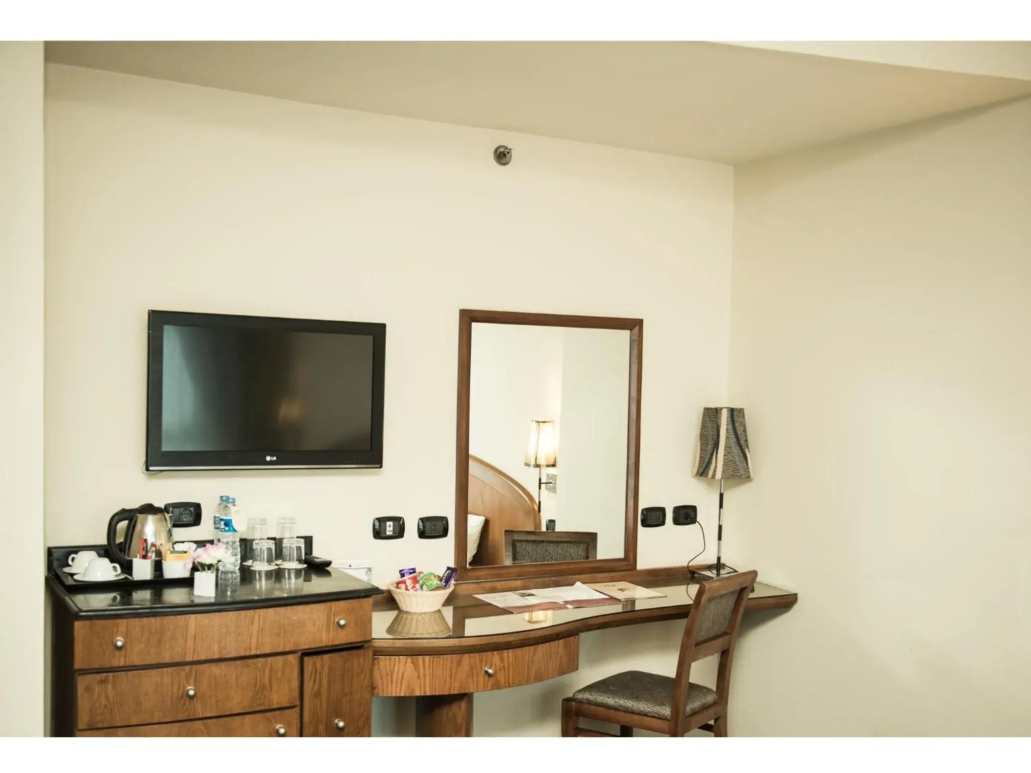 Bedroom, TV/Entertainment Center in Cherry Maryski Hotel