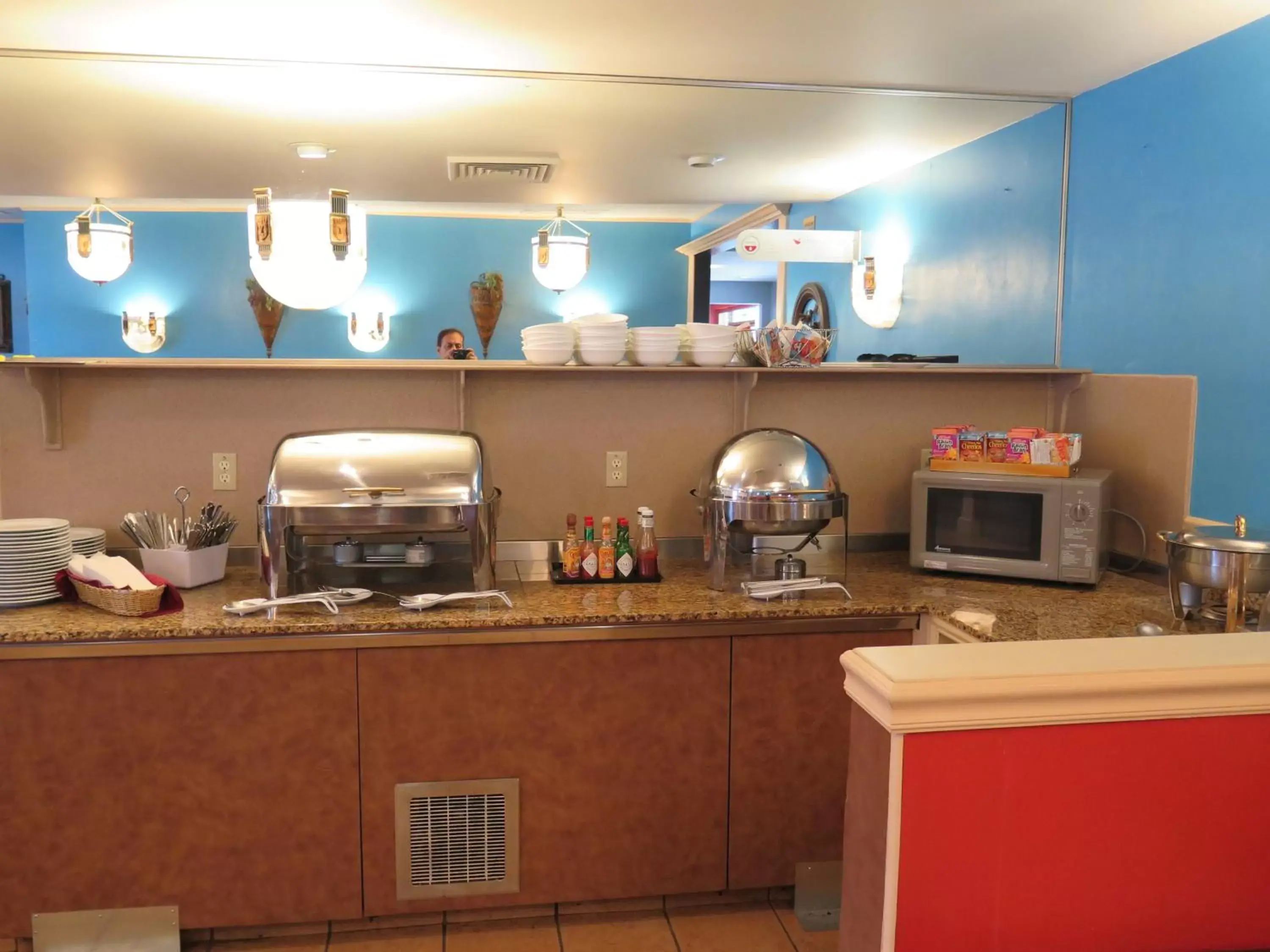 Kitchen or kitchenette, Kitchen/Kitchenette in Bonanza Inn and Suites