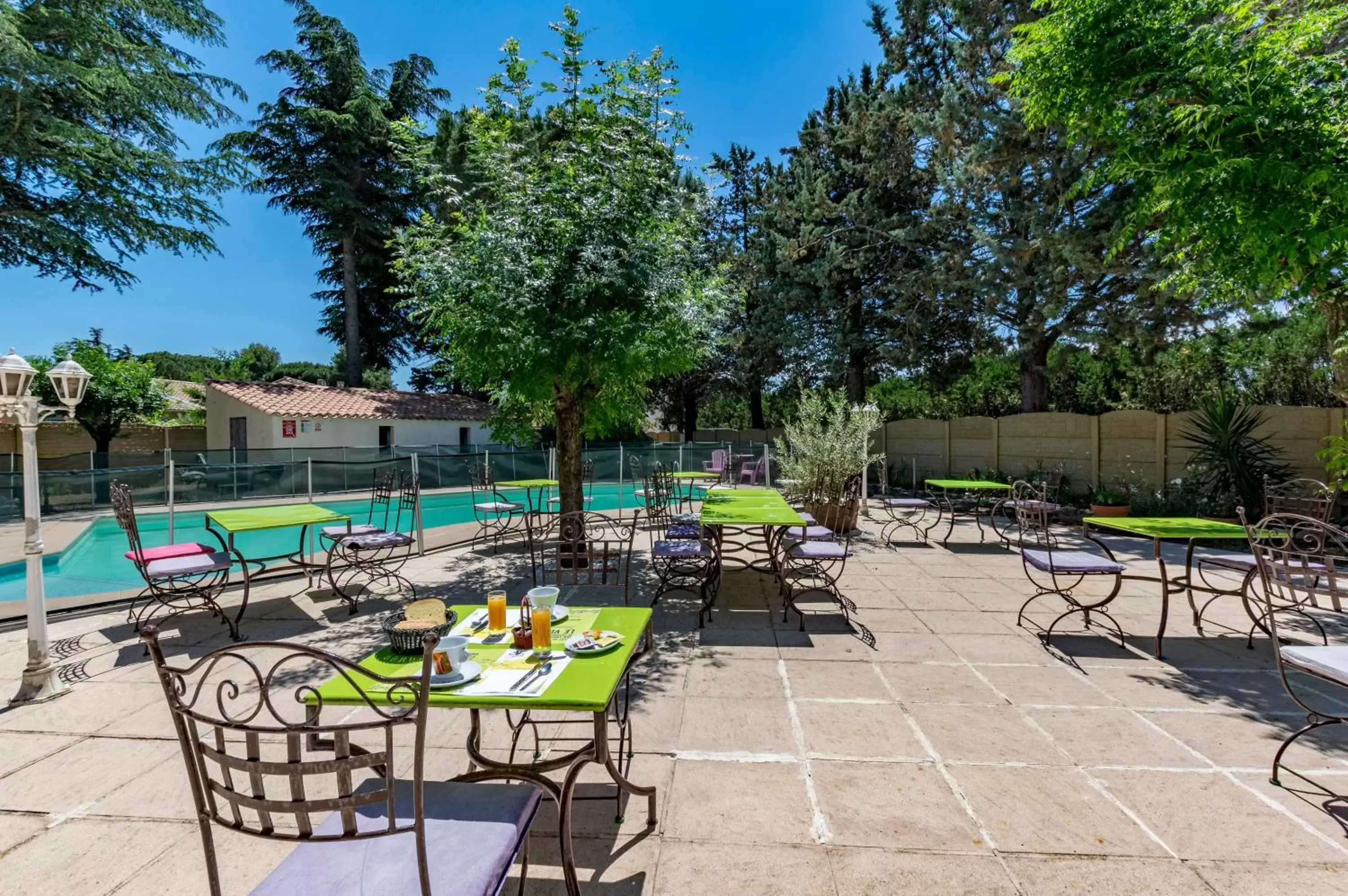 Patio, Swimming Pool in Hotel Le Vieux Moulin