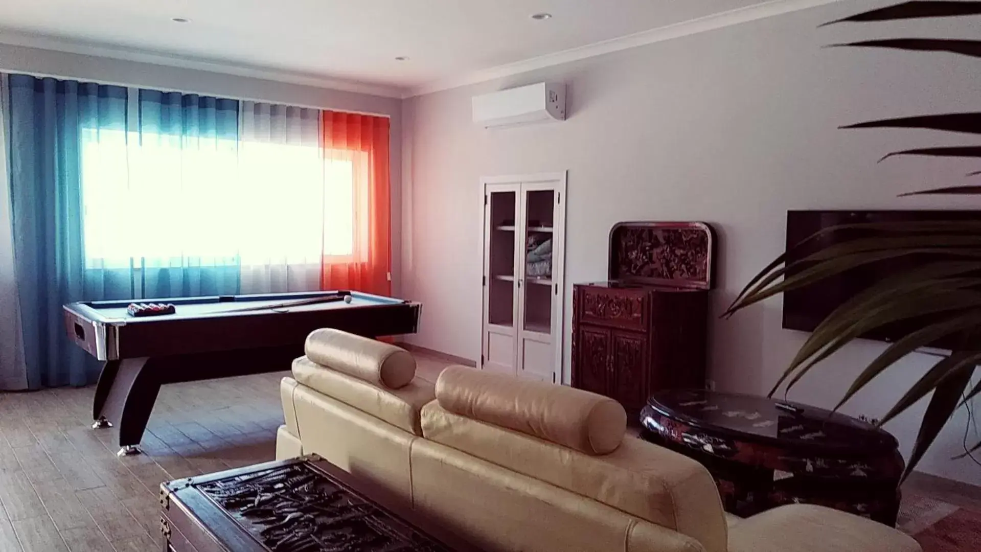 Communal lounge/ TV room, Billiards in Vila Milreu Guest House