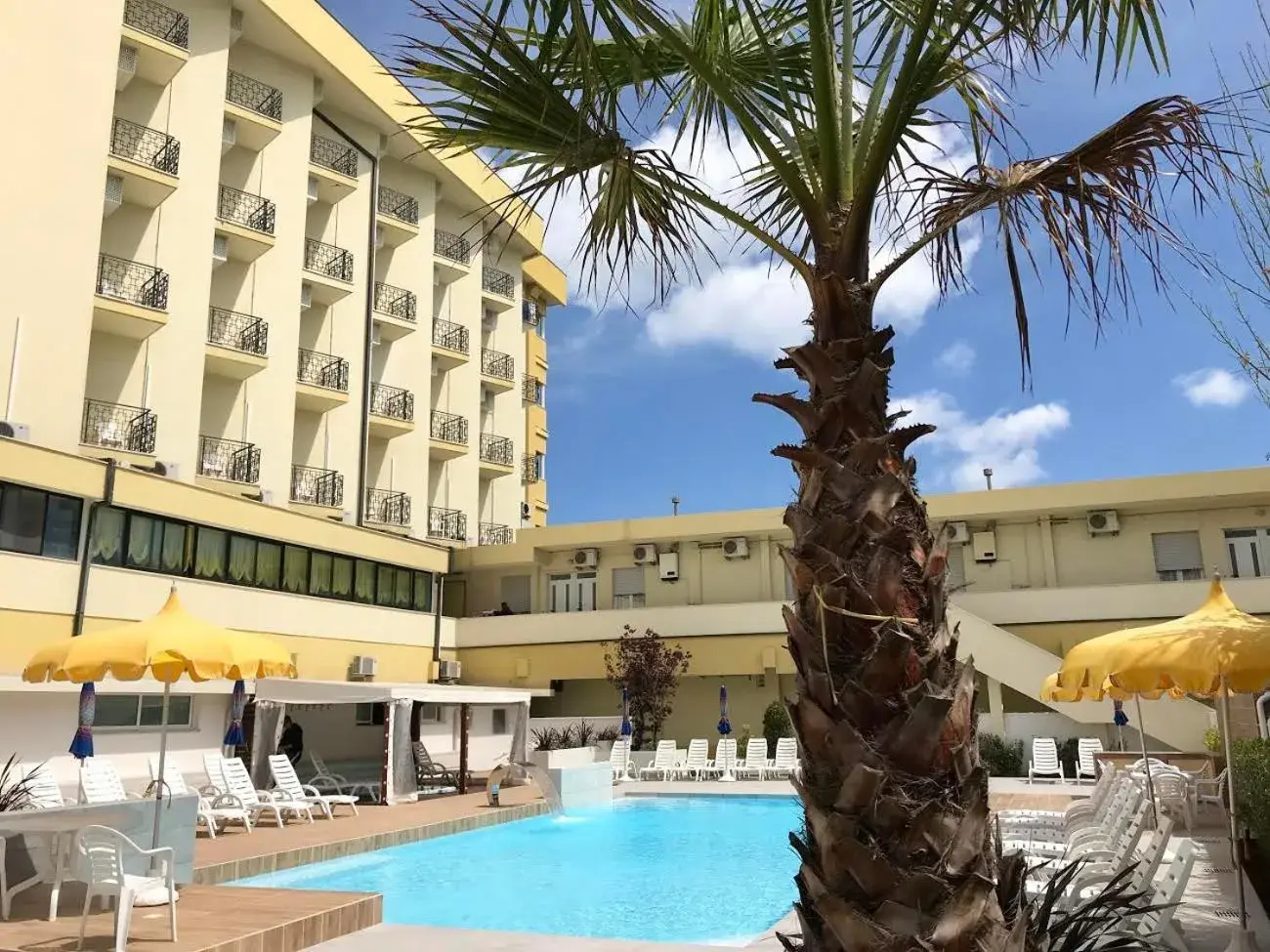 Swimming pool, Property Building in Hotel Montmartre