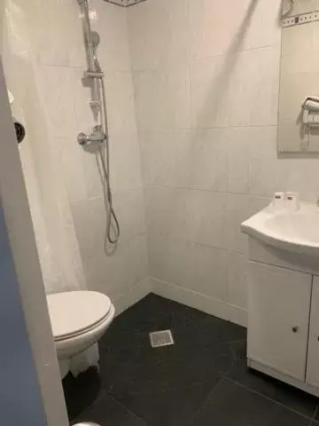 Bathroom in Hôtel Le National