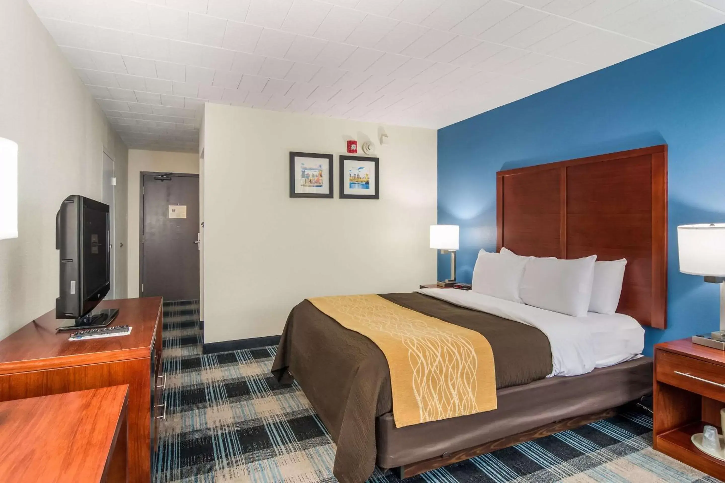 Photo of the whole room, Bed in Comfort Inn and Suites Pittsburgh