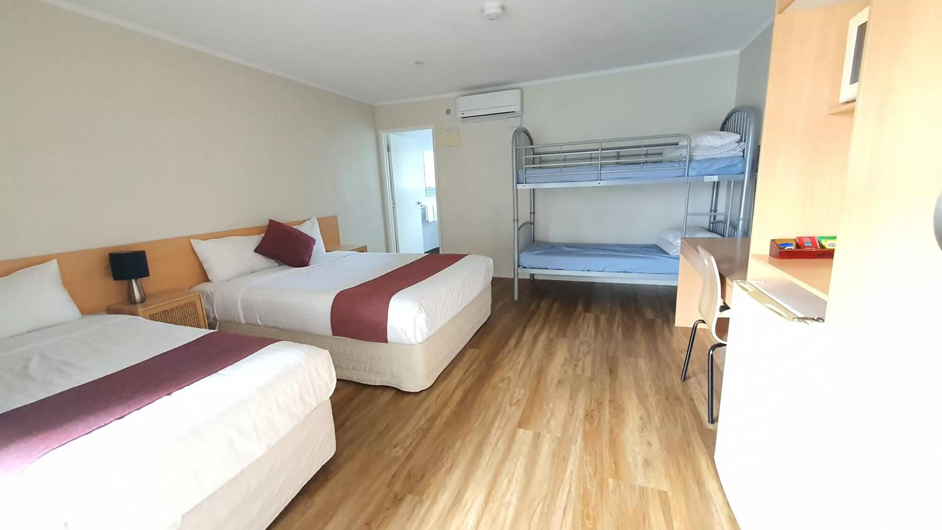 Photo of the whole room, Bed in Ocean Inn Motel