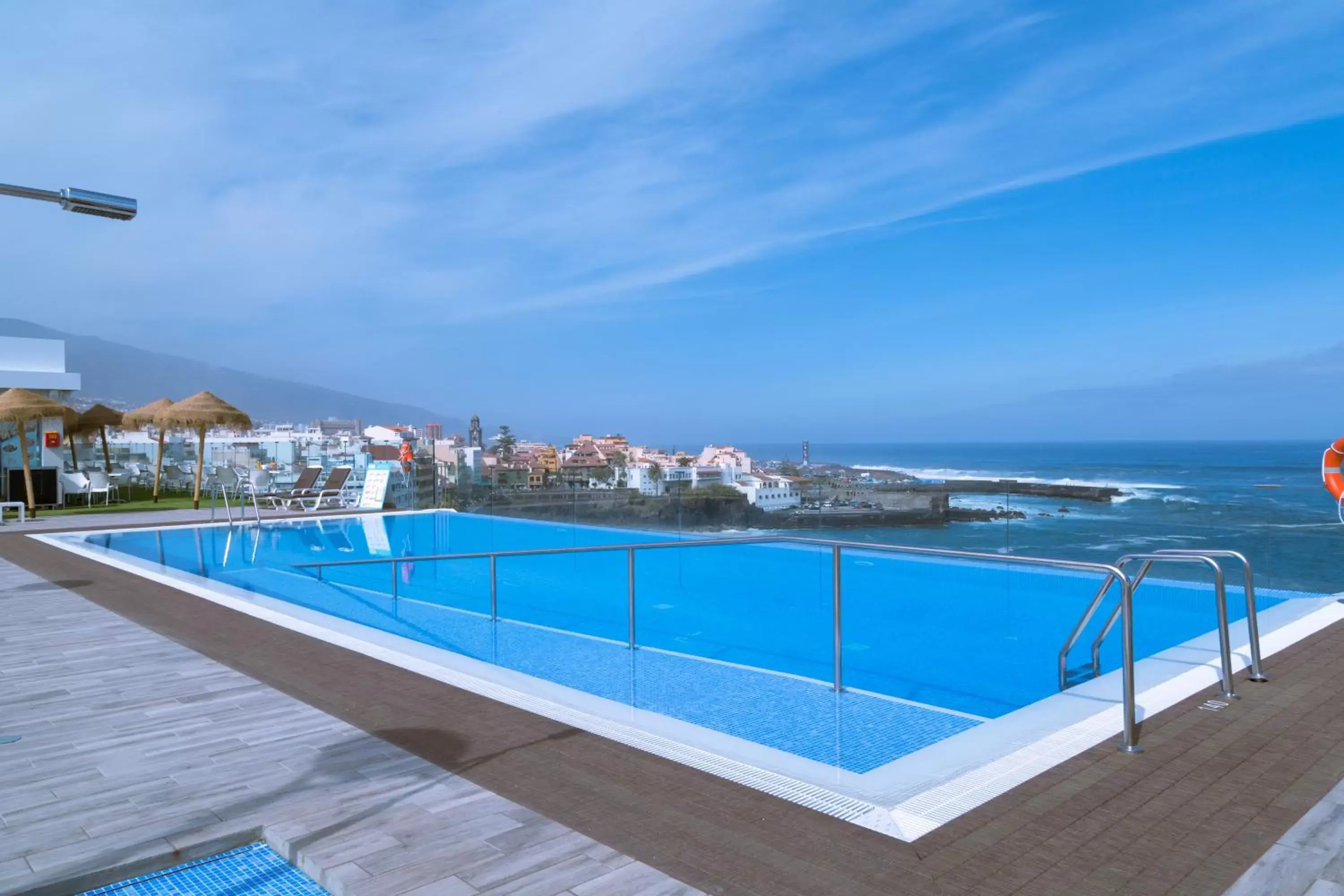 Swimming pool in Hotel Vallemar