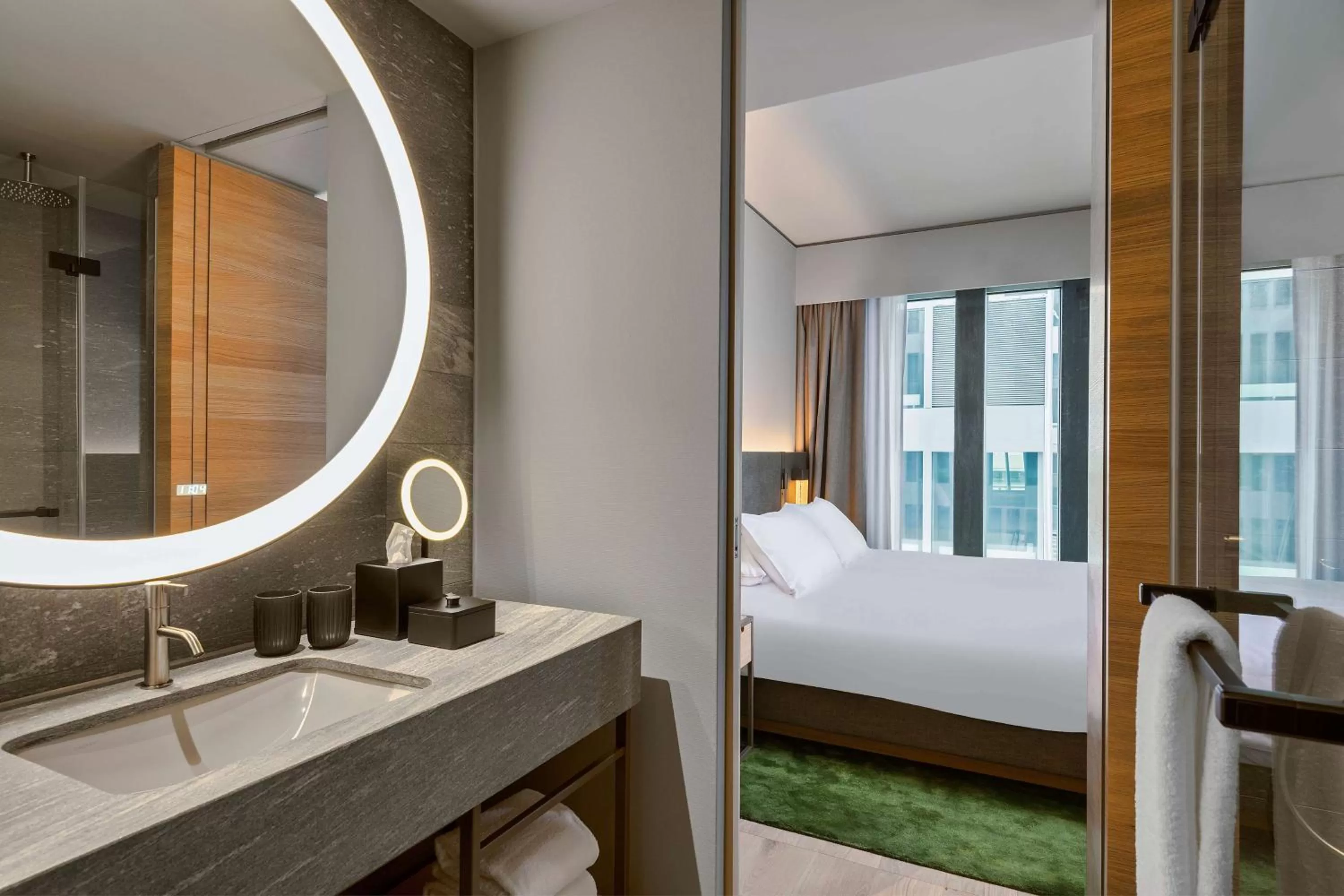 Shower, Bed in Hyatt Regency Zurich Airport Circle