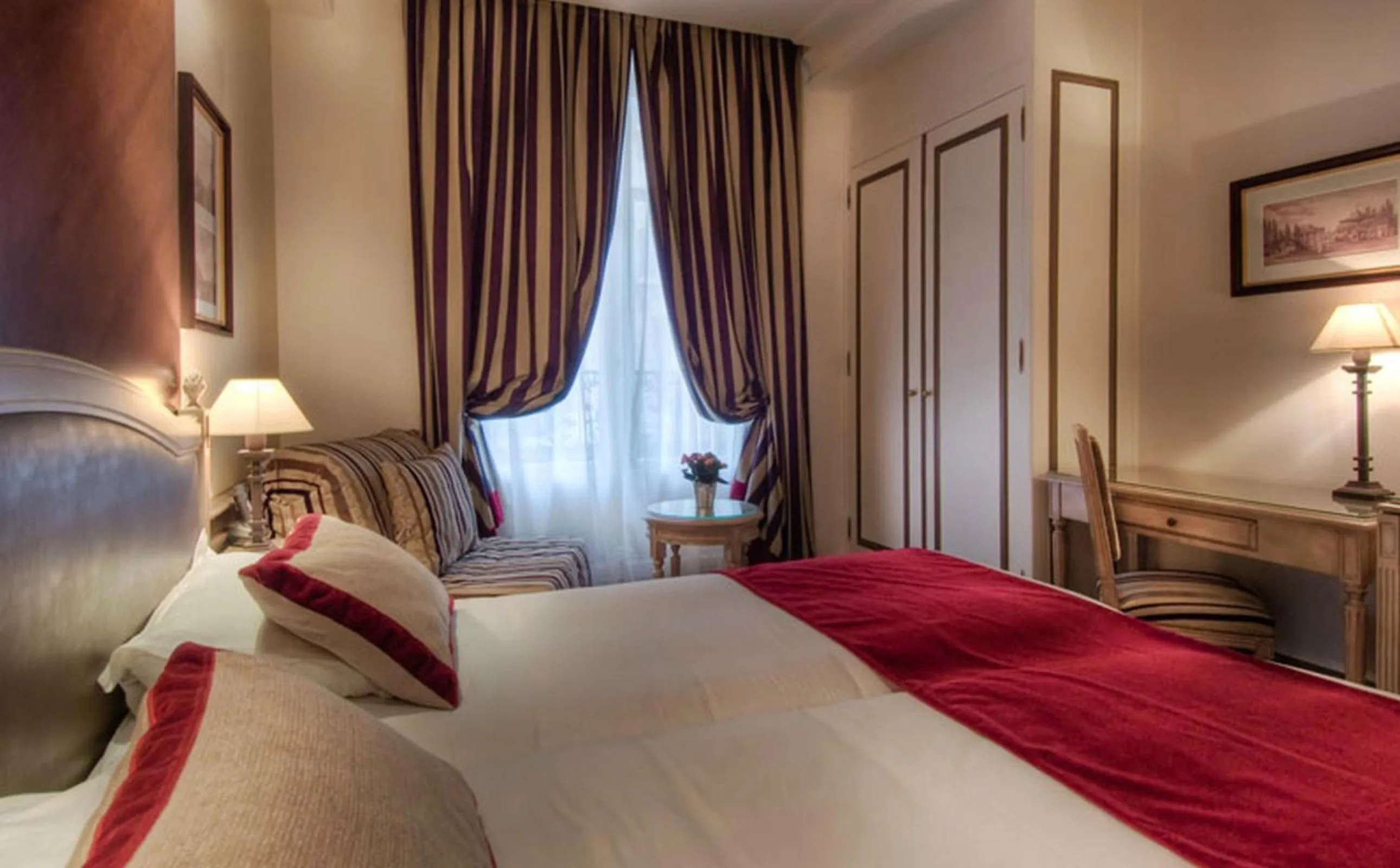 Photo of the whole room, Bed in Best Western Premier Trocadero La Tour