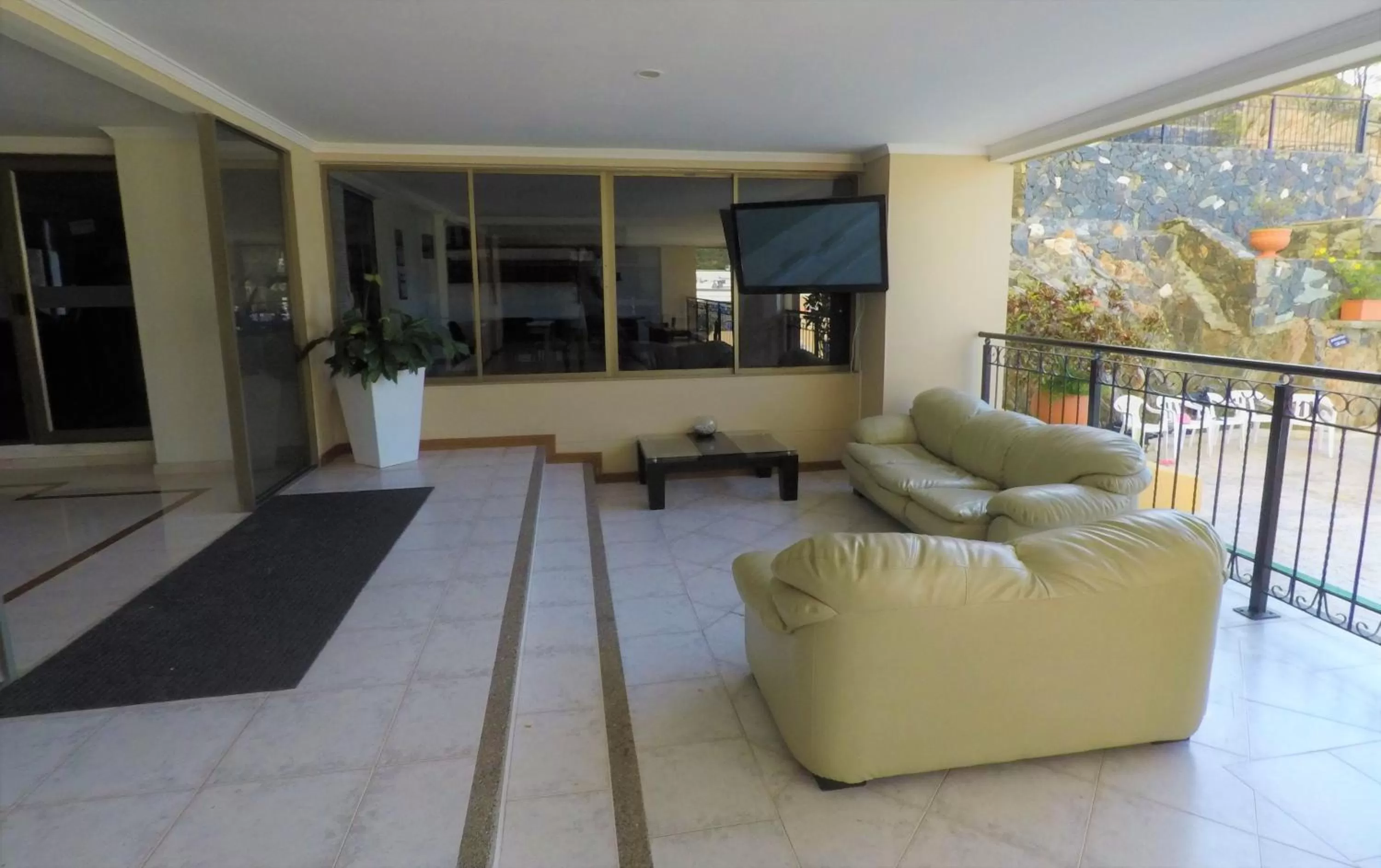 Communal lounge/ TV room, Lobby/Reception in Edificio El Peñon del Rodadero Apartamento Playa Rodadero