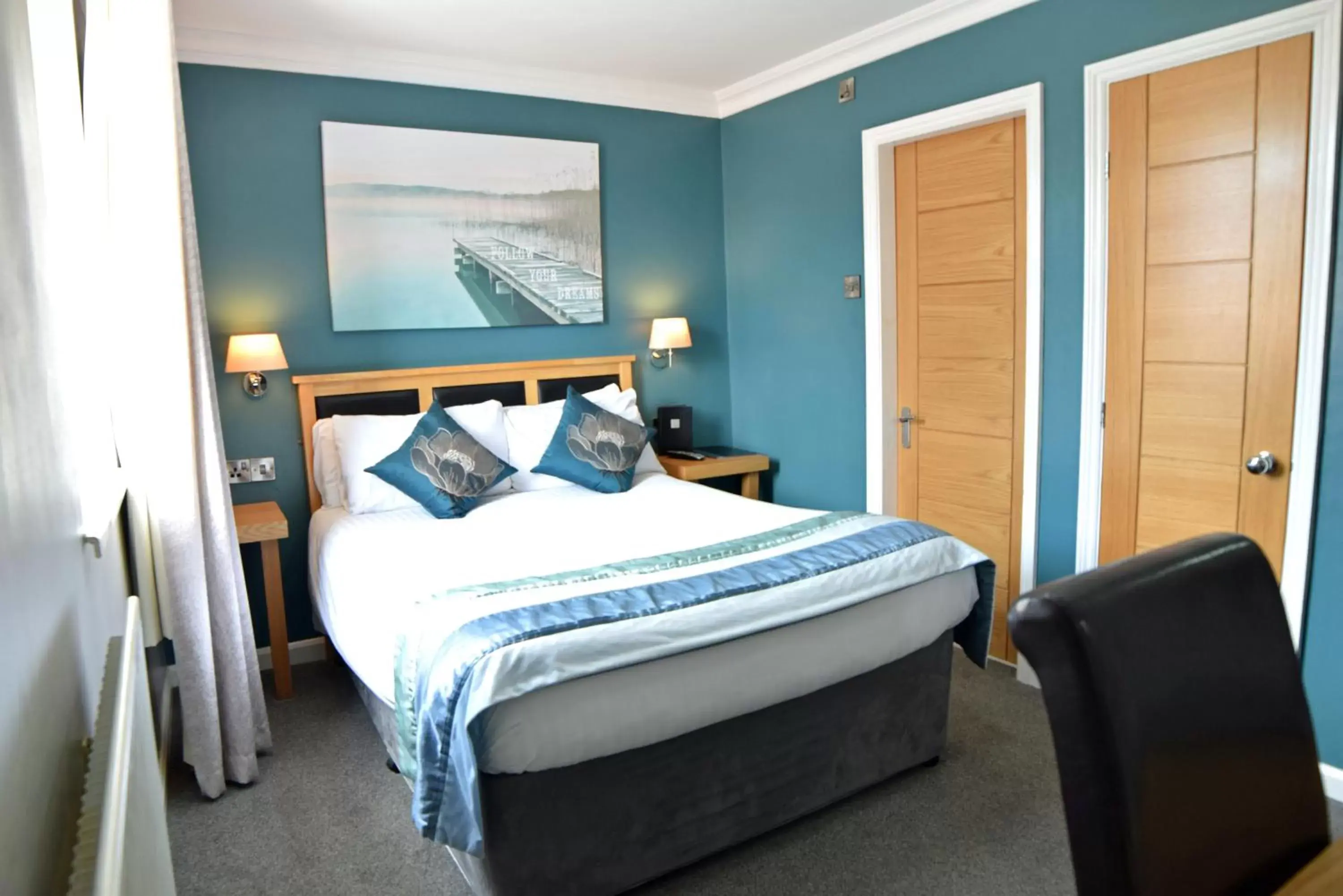 Bedroom, Bed in Dovedale Hotel and Restaurant