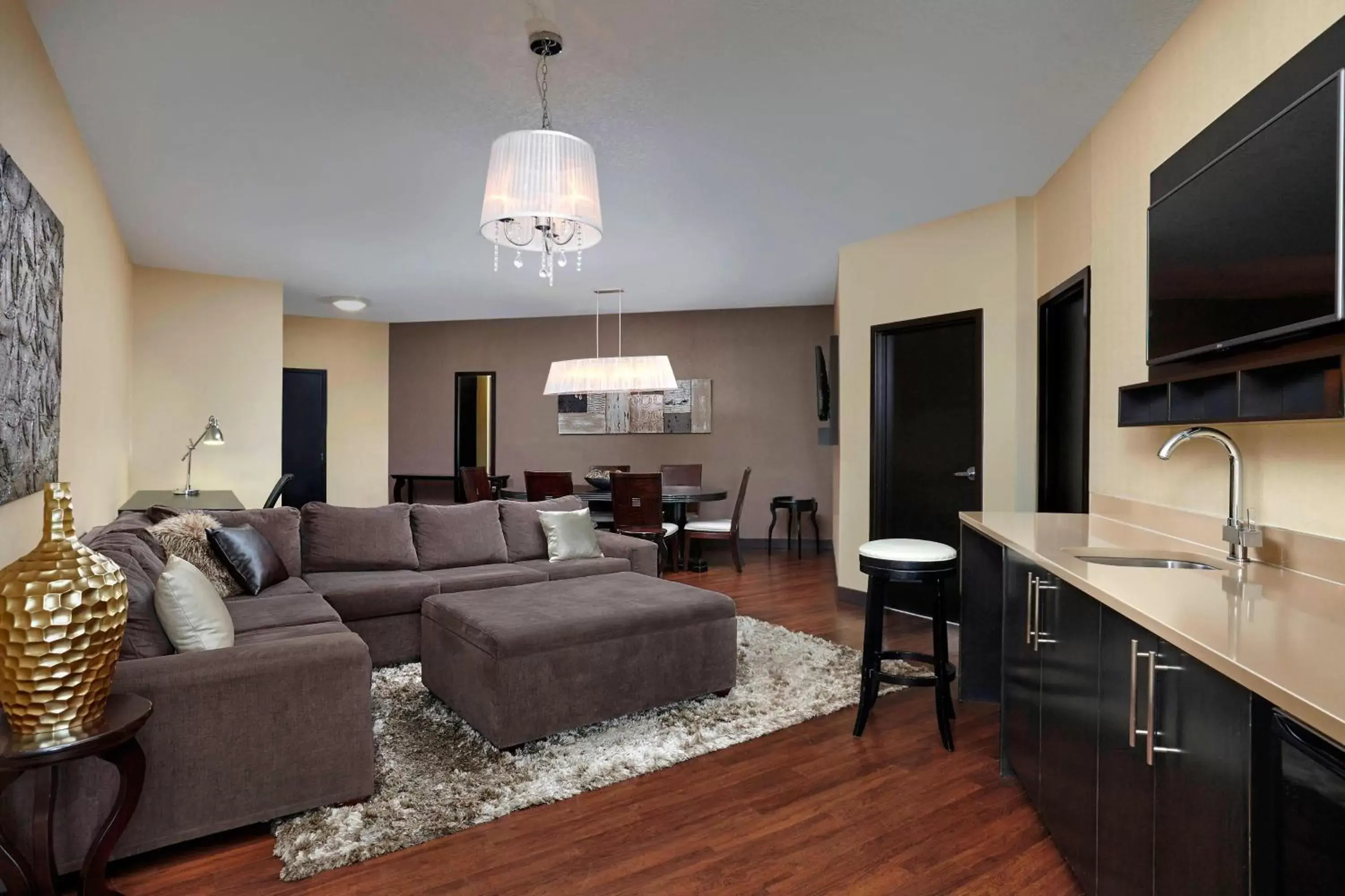 Photo of the whole room, Seating Area in Four Points by Sheraton Hotel & Suites Calgary West