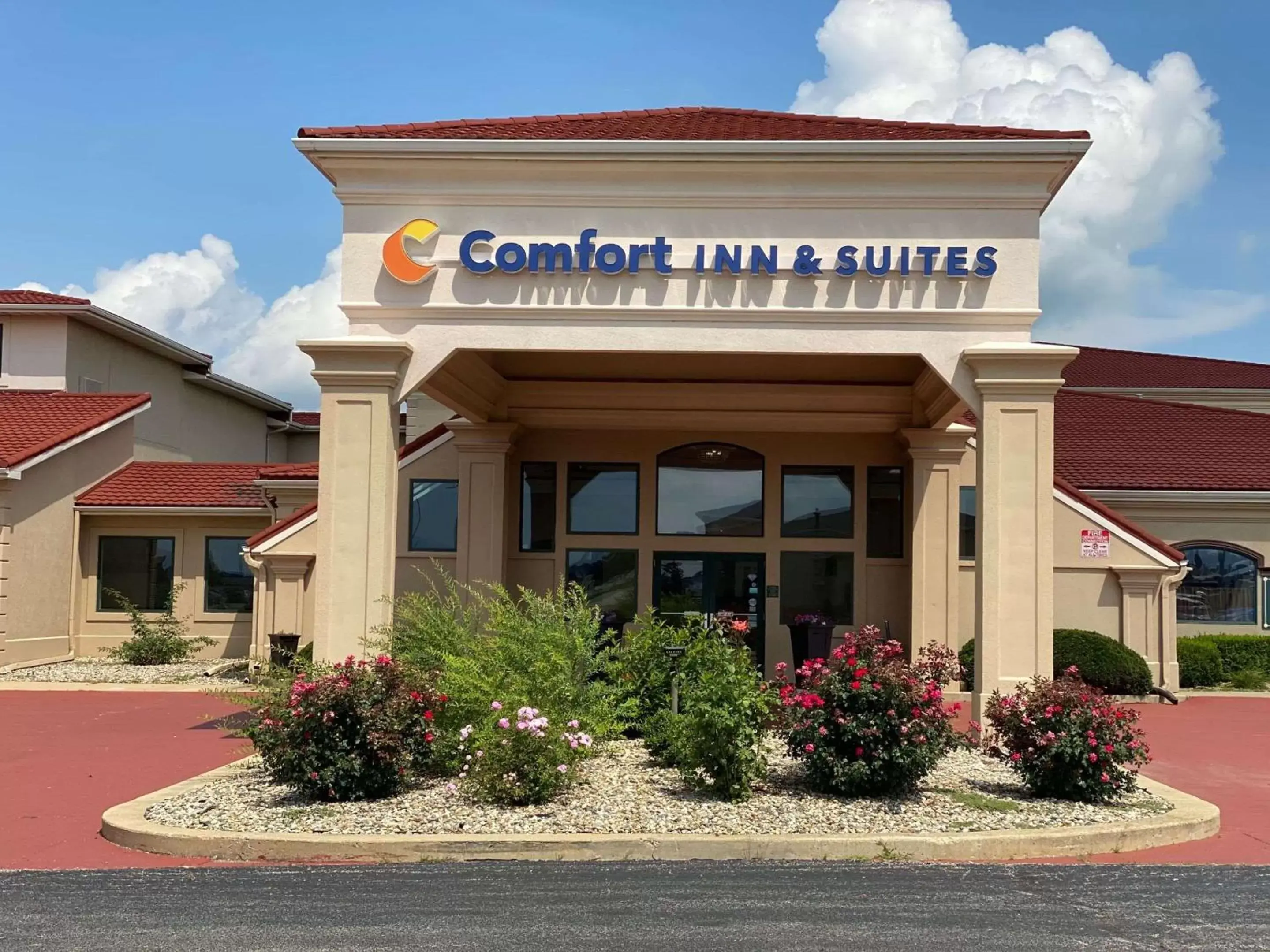 Property Building in Comfort Inn & Suites at I-74 and 155