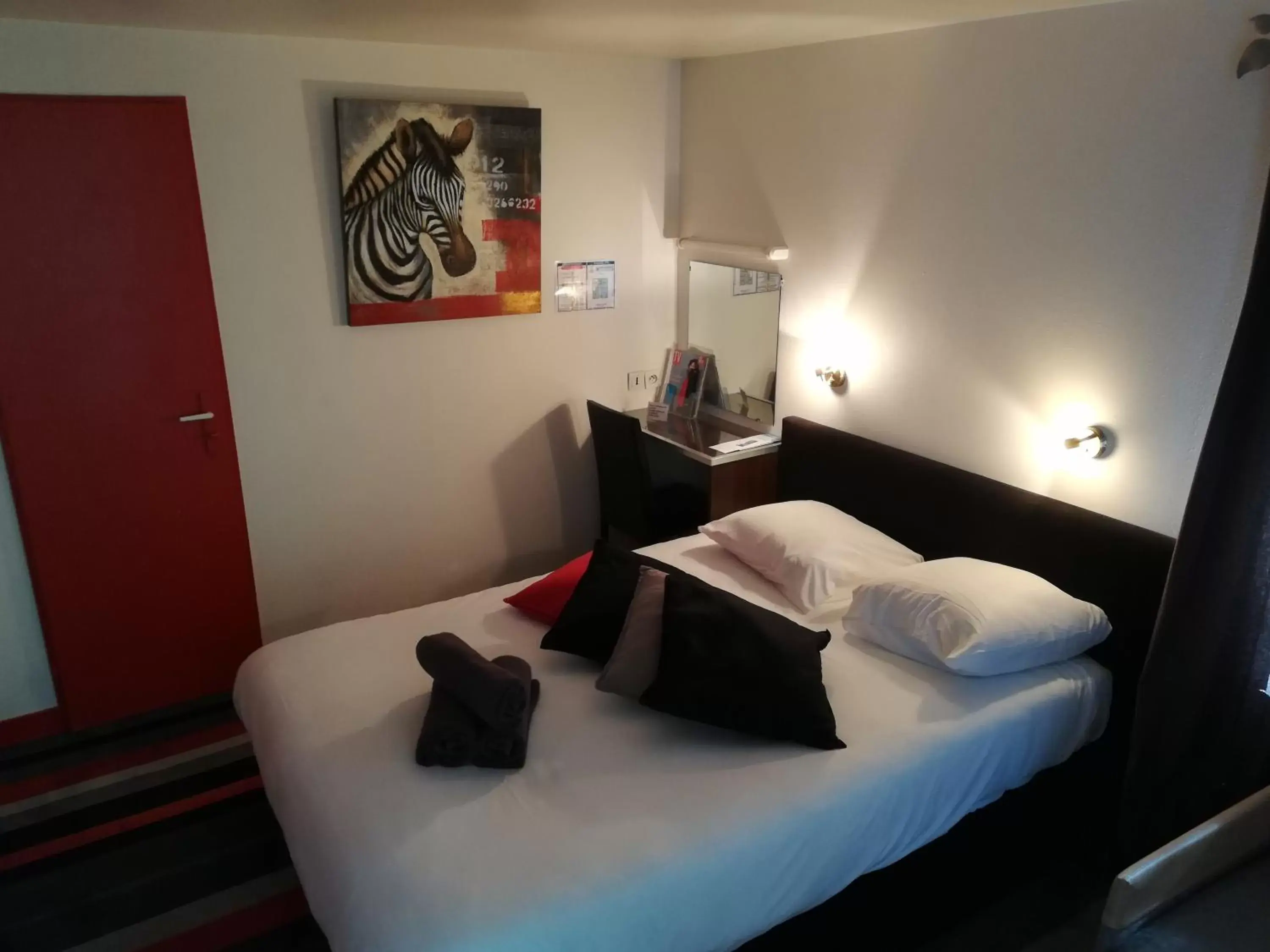 Staff, Bed in Kyriad Direct Saintes