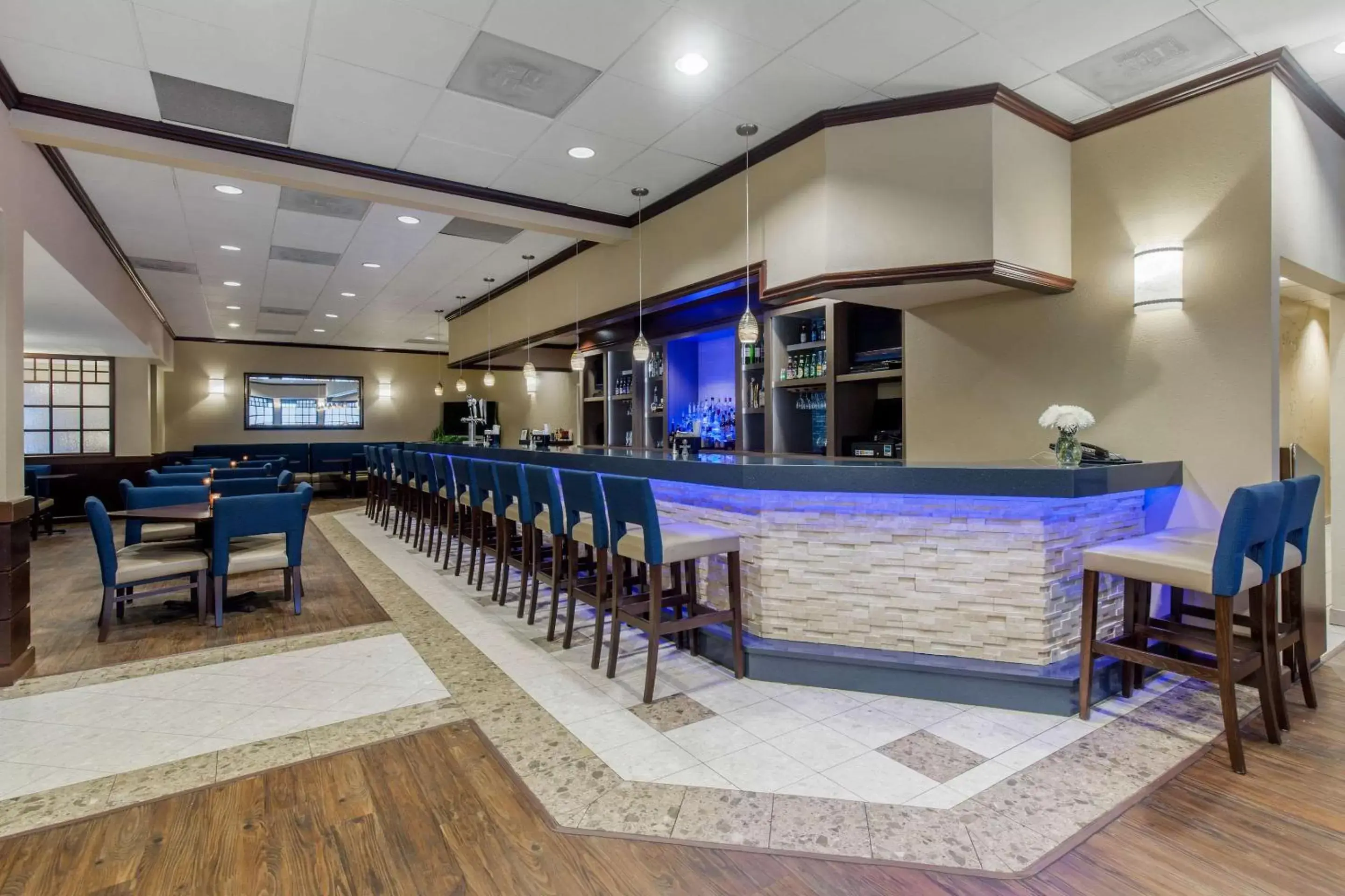 Restaurant/places to eat, Swimming Pool in Comfort Inn Conference Center Bowie