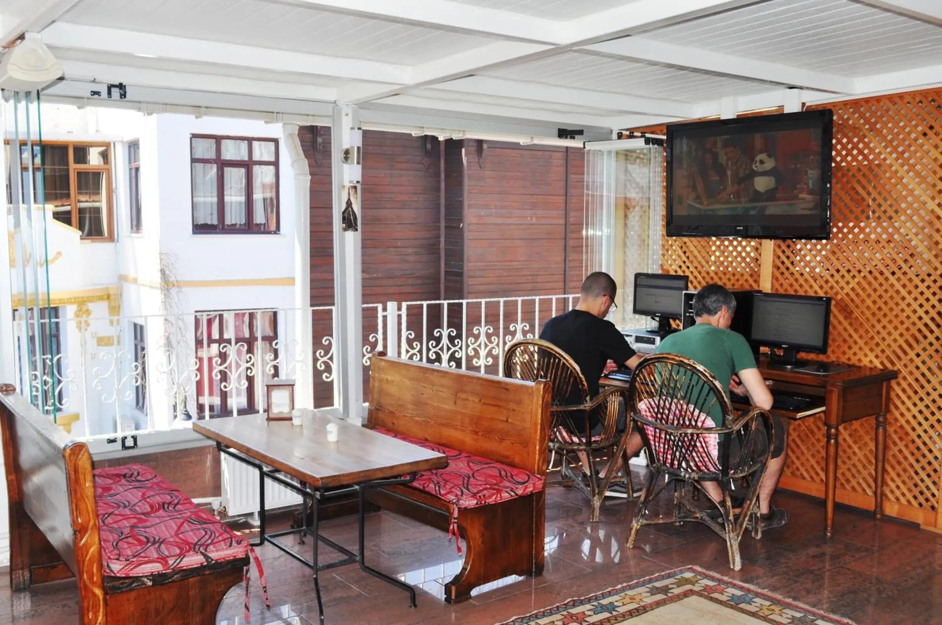 Restaurant/places to eat in Antique Hostel