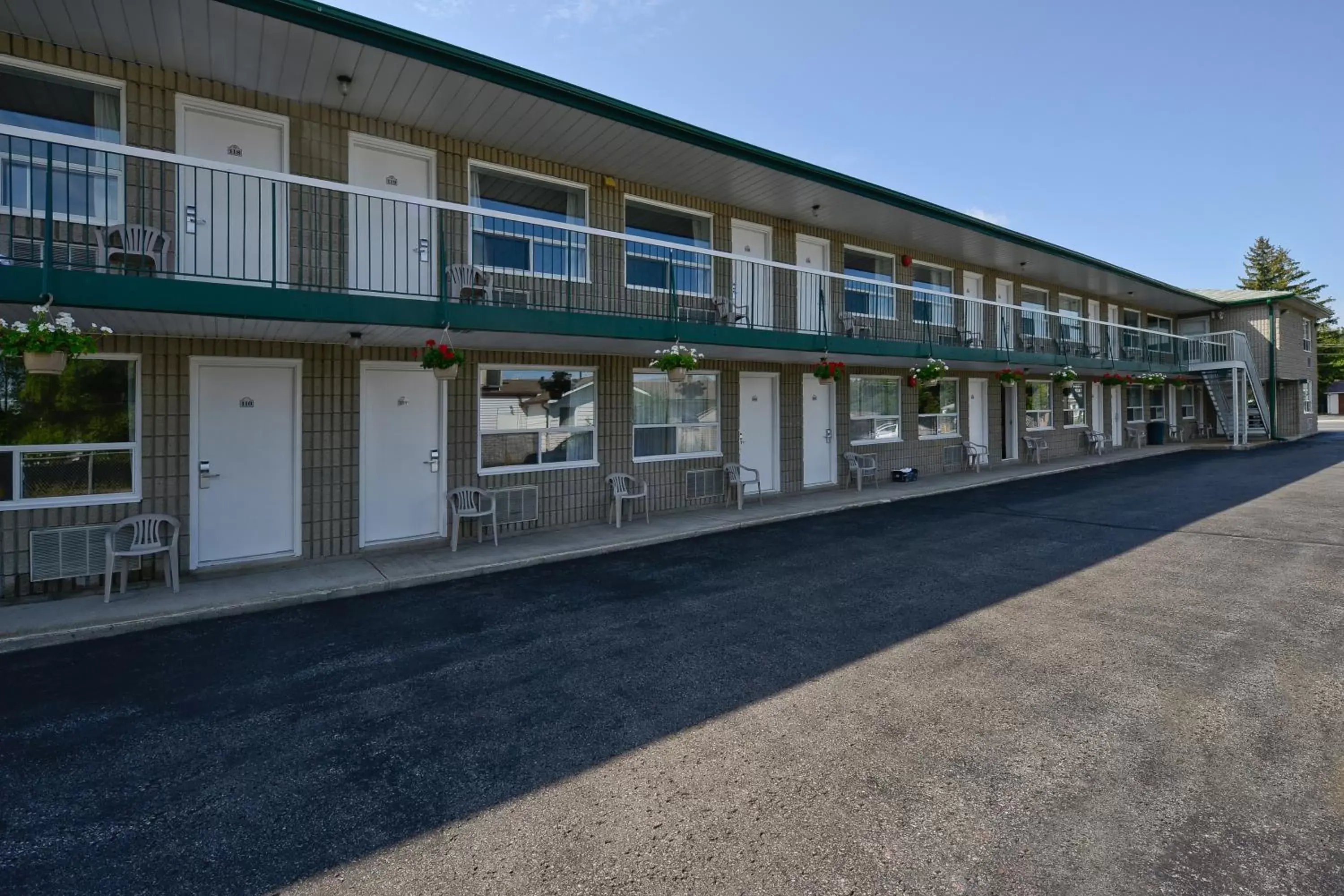 Patio, Property Building in Angus Inn Motel