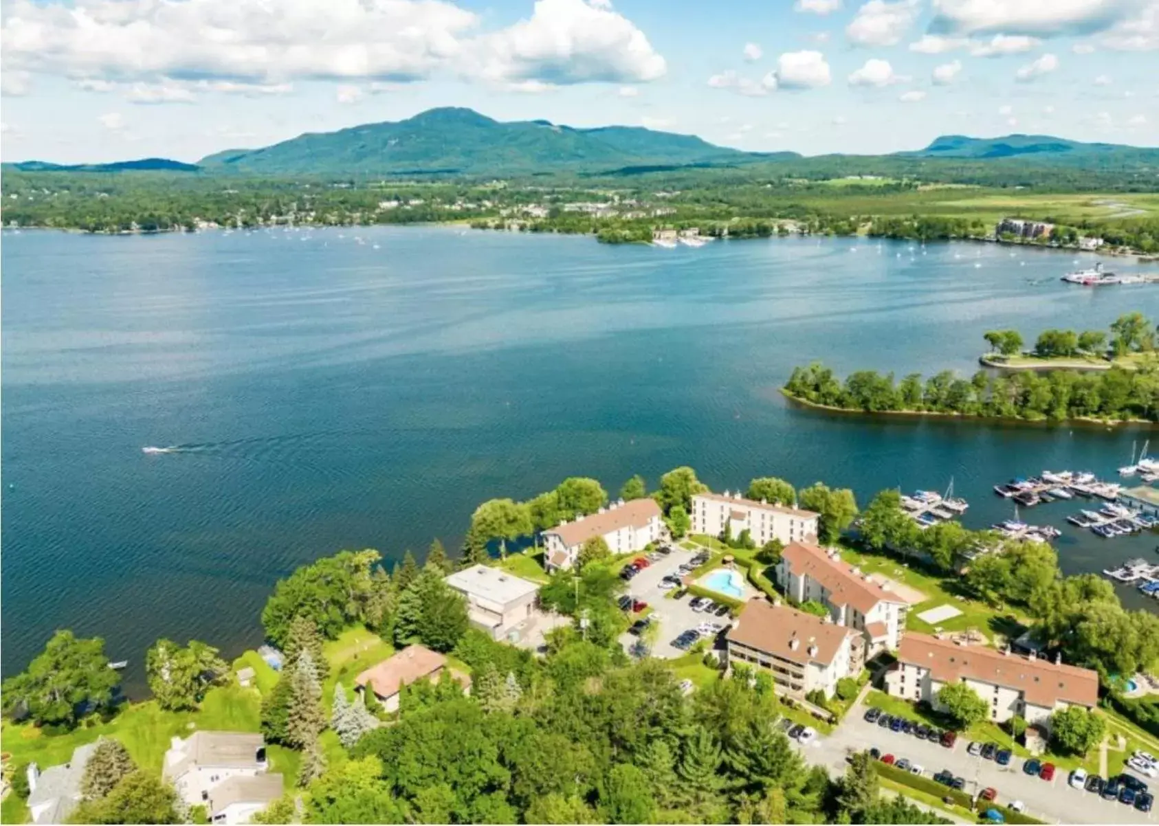 Bird's-eye View in Magog Waterfront Studio 106