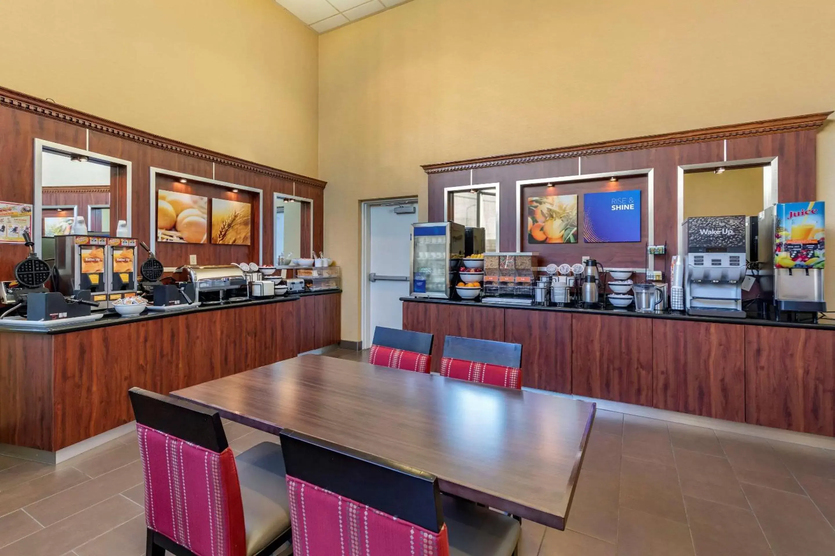 Restaurant/Places to Eat in Comfort Inn & Suites Near Universal - North Hollywood – Burbank