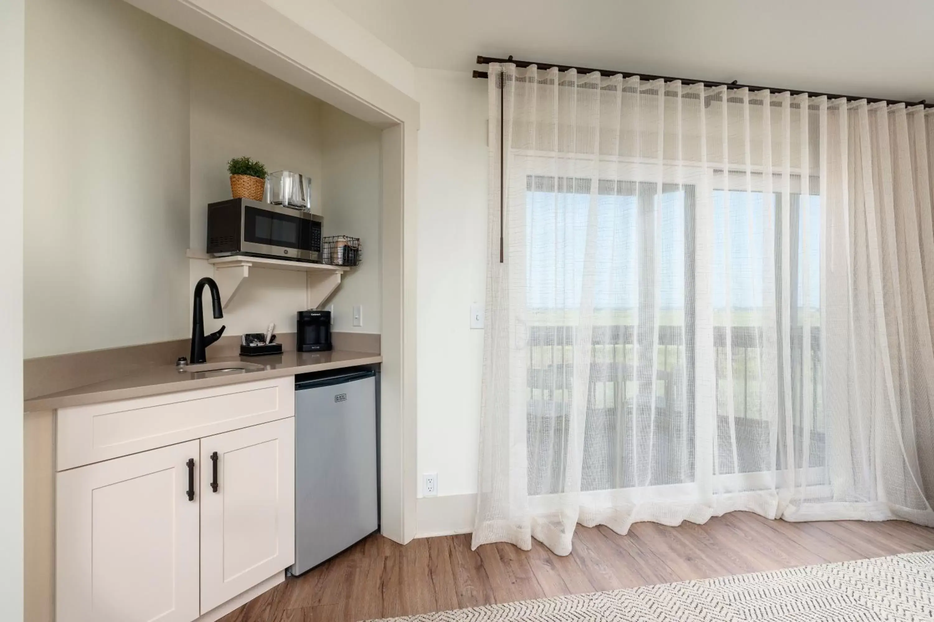 Kitchen or kitchenette, TV/Entertainment Center in Sea Palms Resort