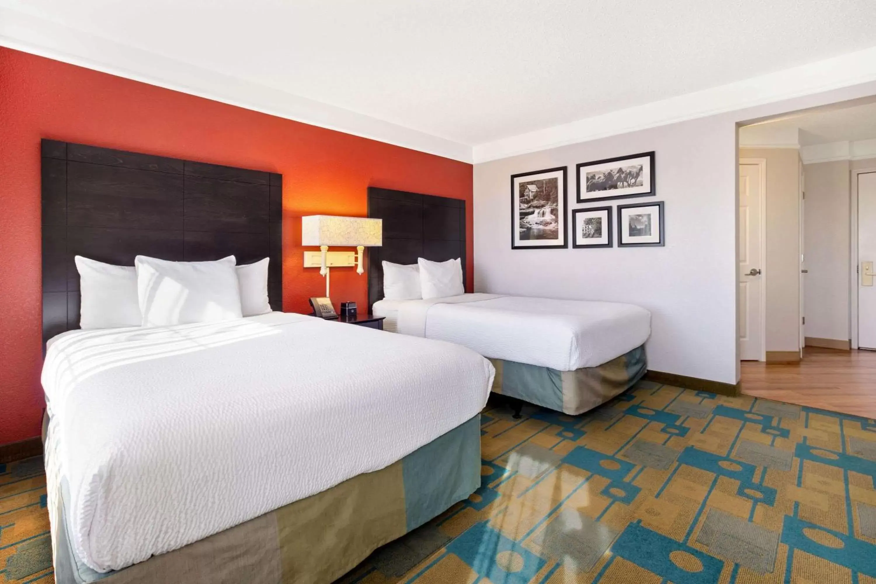 Photo of the whole room, Bed in La Quinta by Wyndham Dallas DFW Airport North