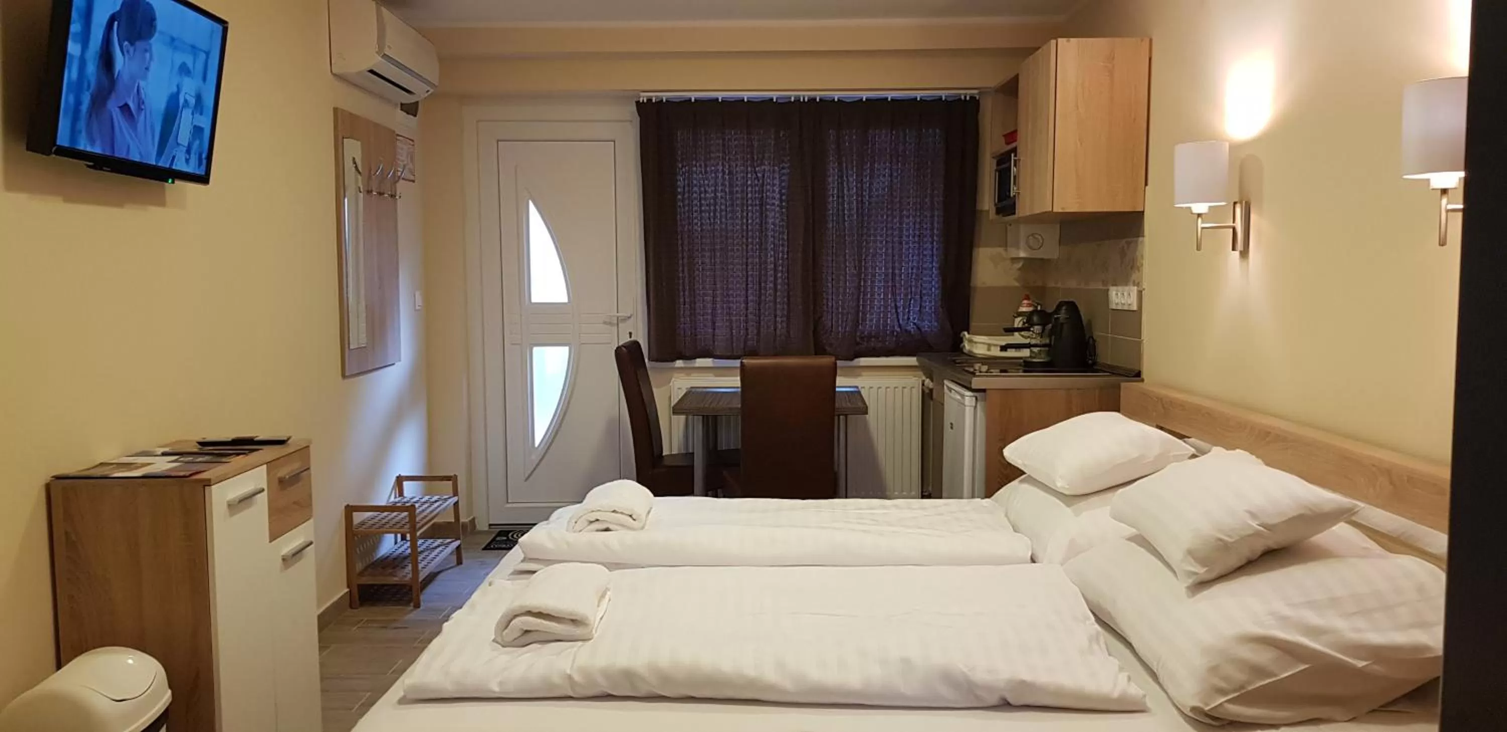 Bed in Central Panzió Gyula