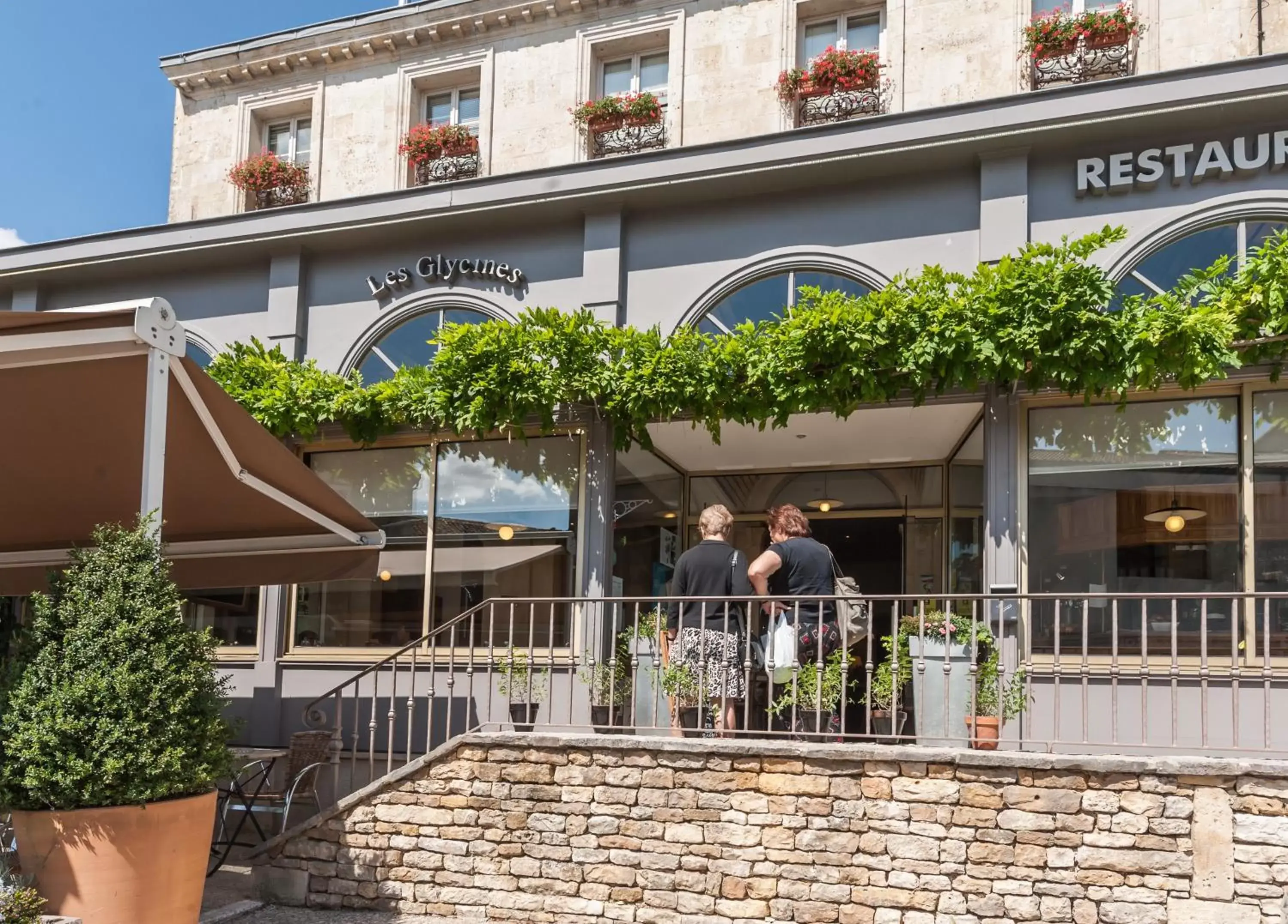 Patio/Outdoor Area in Logis Les Glycines