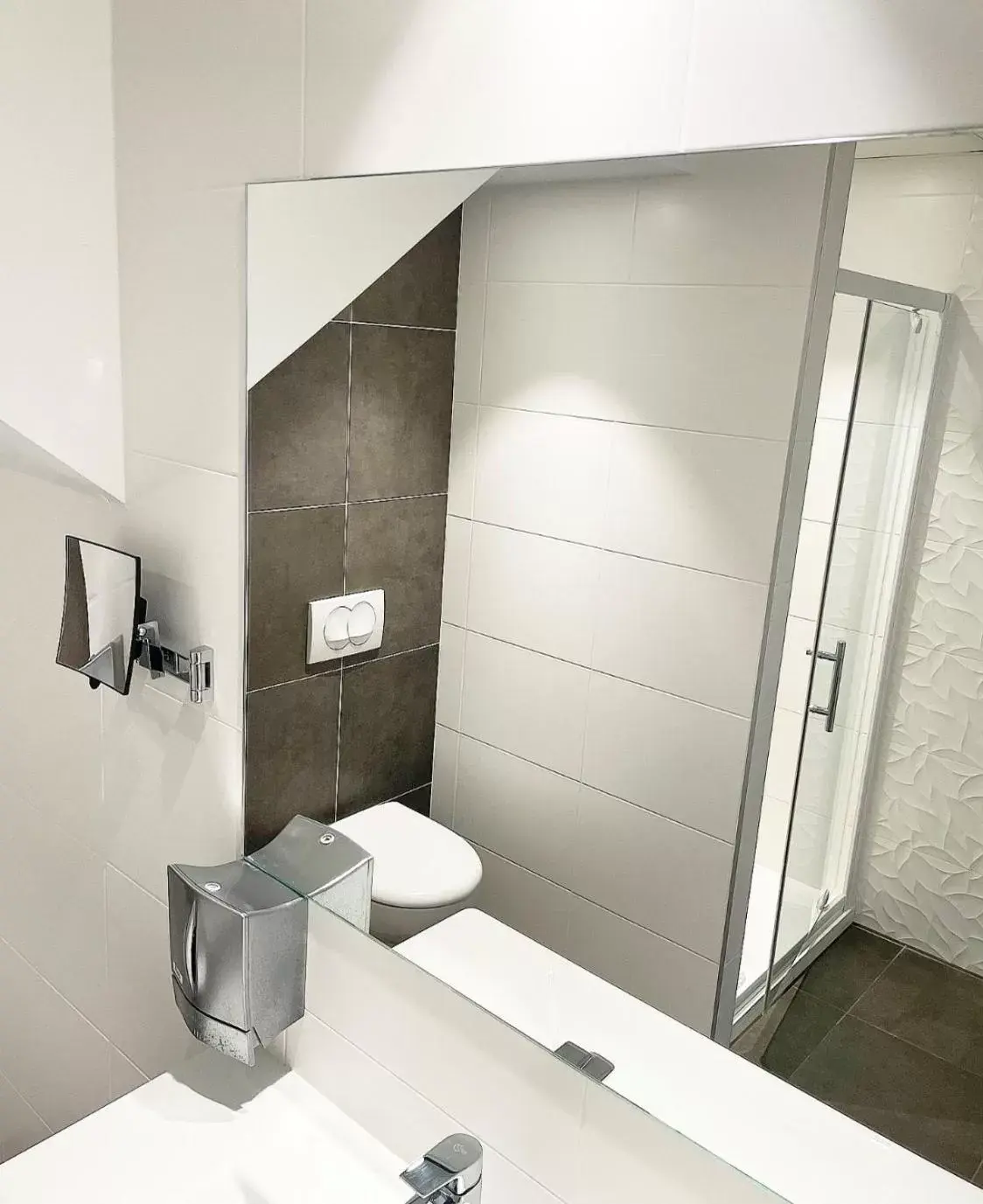 Bathroom in The Originals City, Hôtel Armony, Dijon Sud (Inter-Hotel)