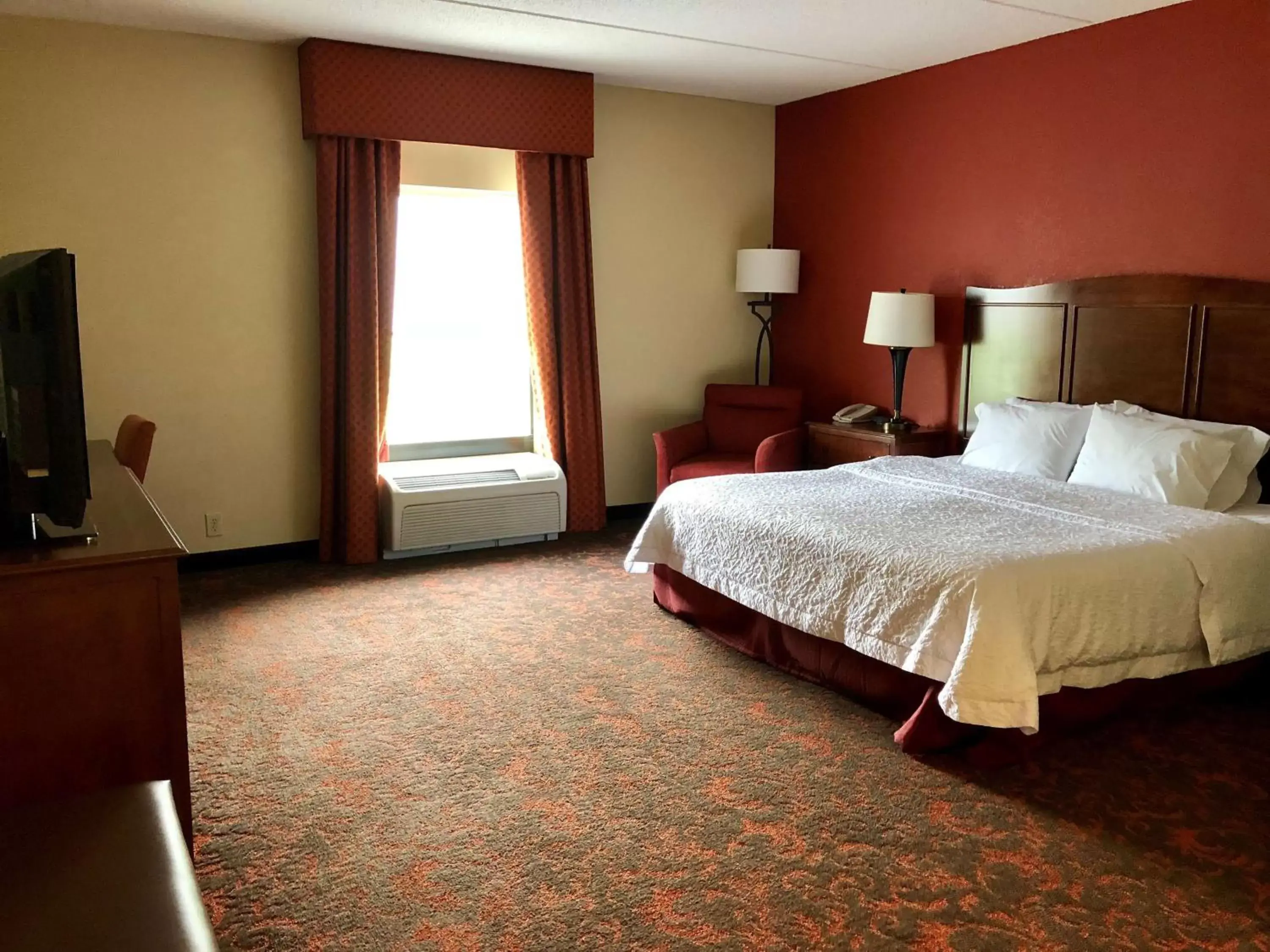 Bedroom, Bed in Hampton Inn and Suites Woodstock, Virginia