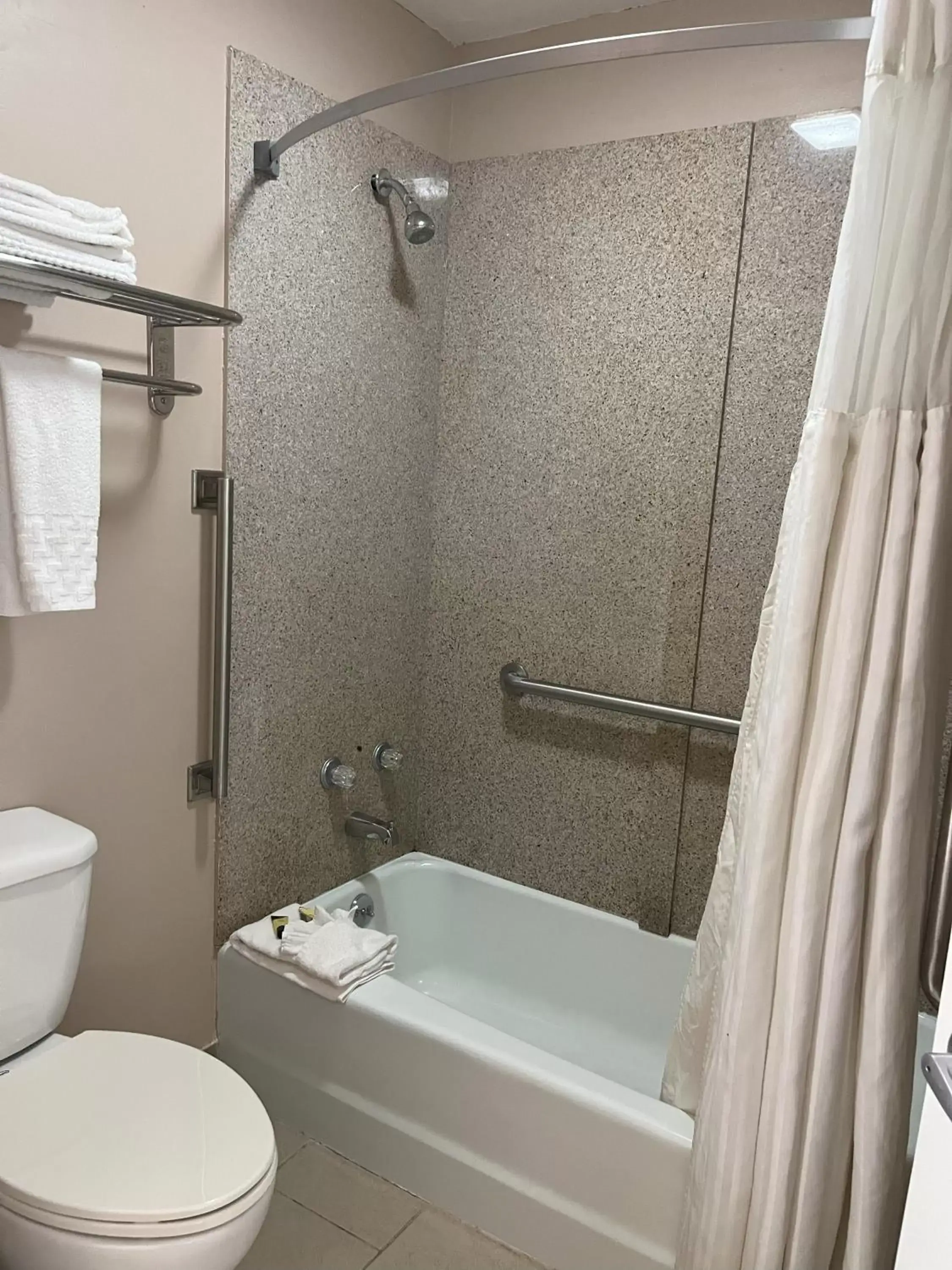 Shower, Bathroom in Pinetree Inn