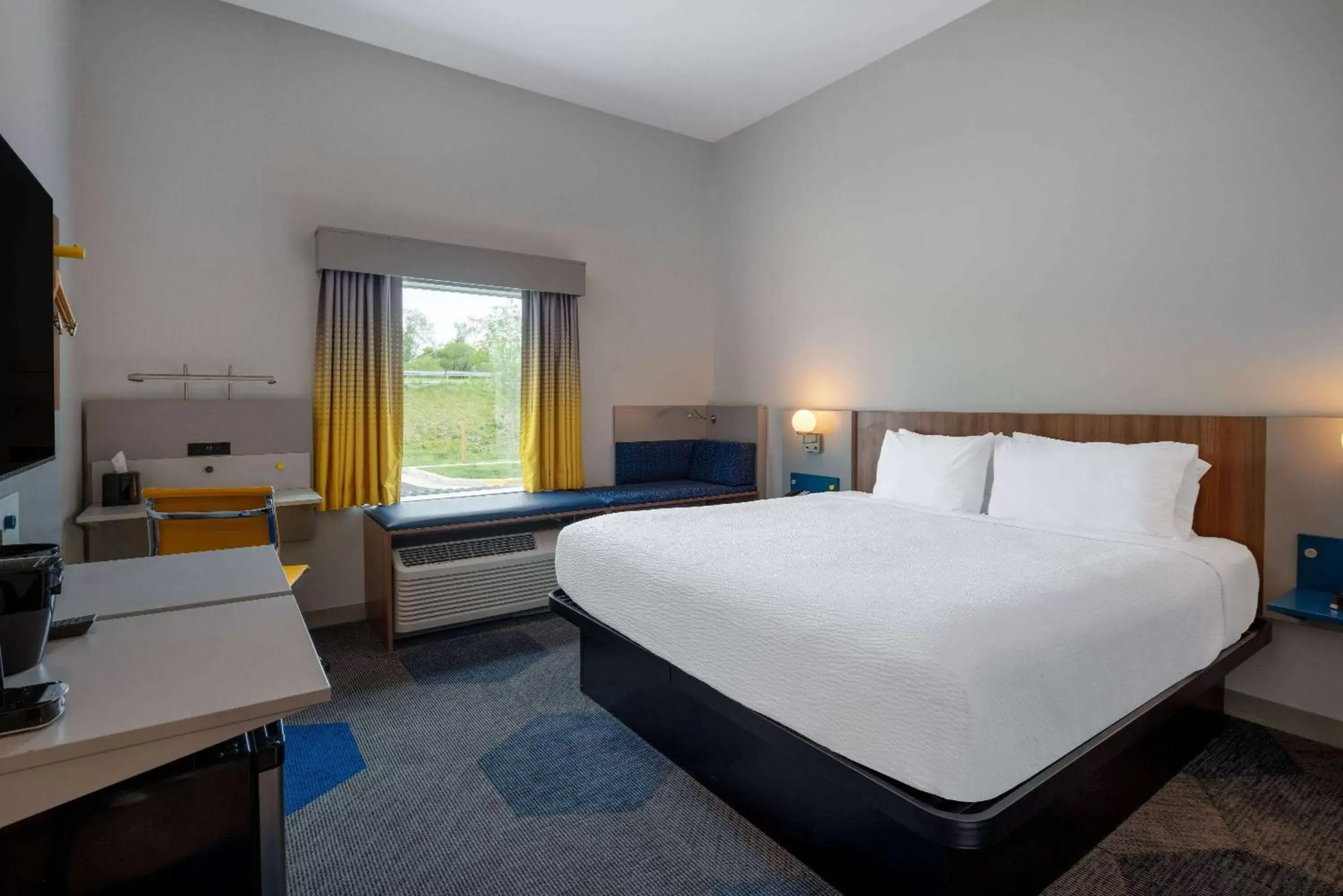 Photo of the whole room, Bed in Microtel Inn & Suites by Wyndham Winchester