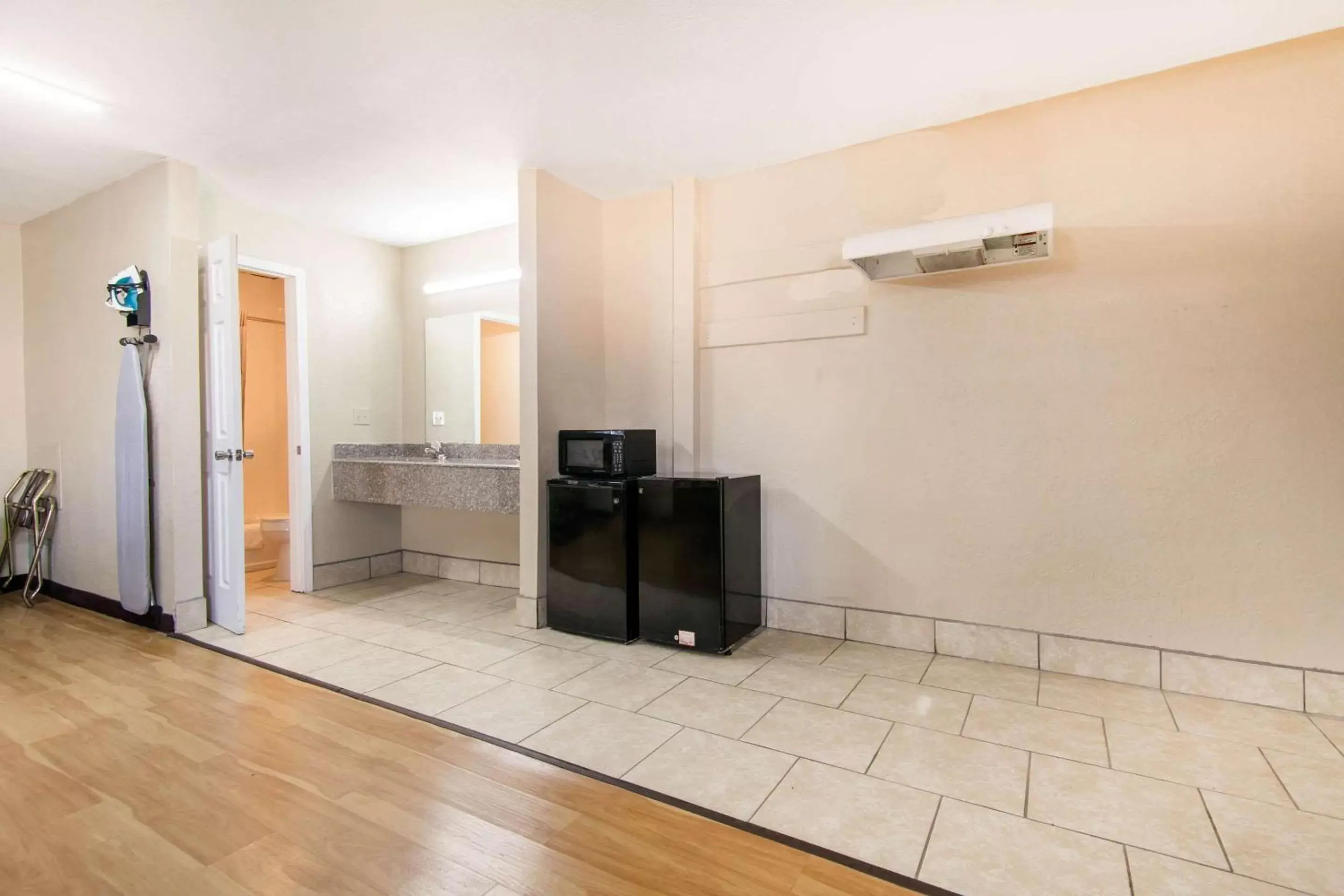 Photo of the whole room, Bathroom in Rodeway Inn - Pauls Valley