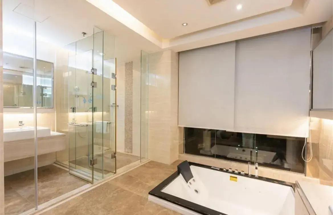 Bath, Bathroom in Guangzhou Nuomo International Hotel