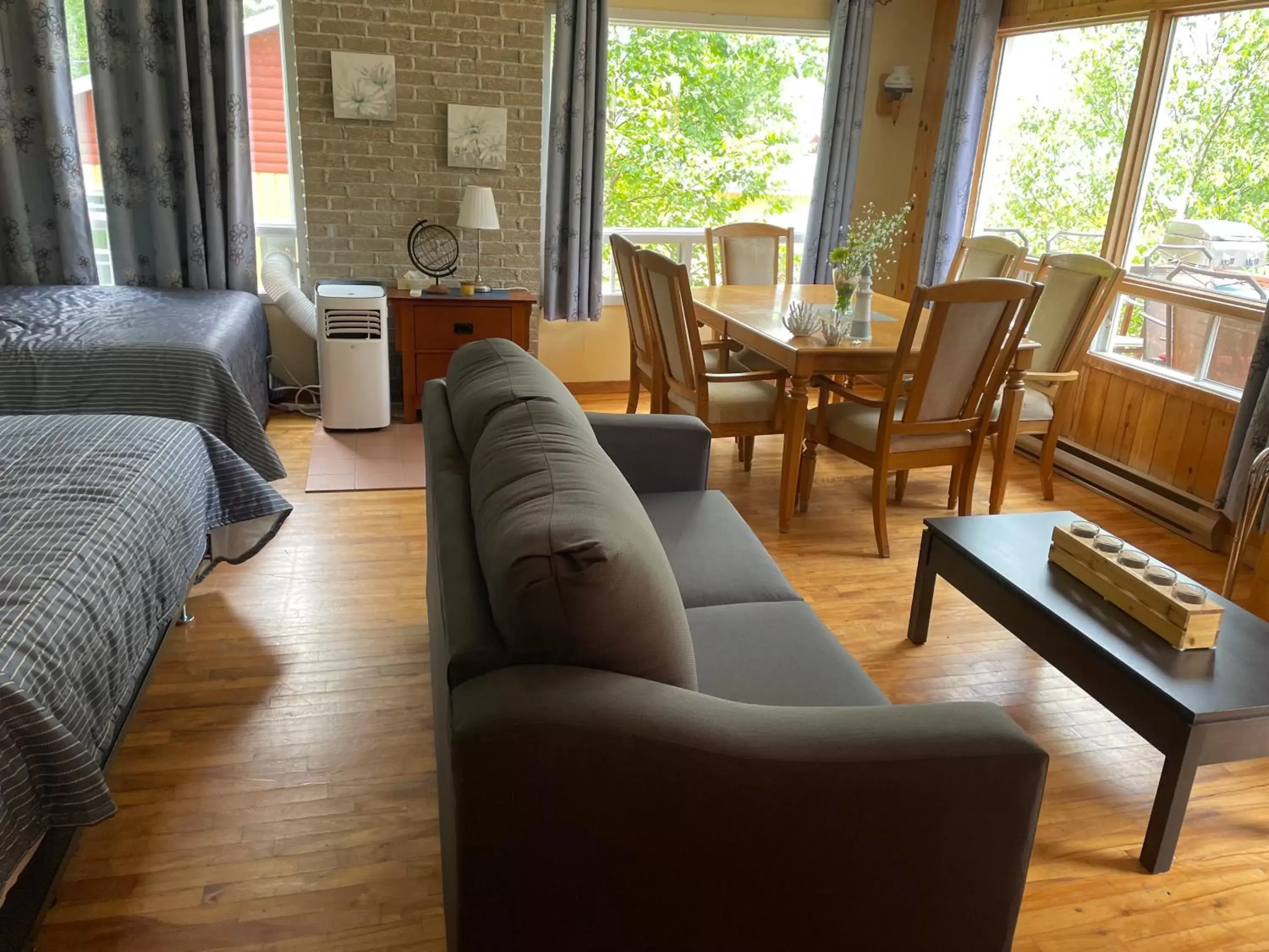 Living room, Seating Area in Auberge et Chalets sur le Lac