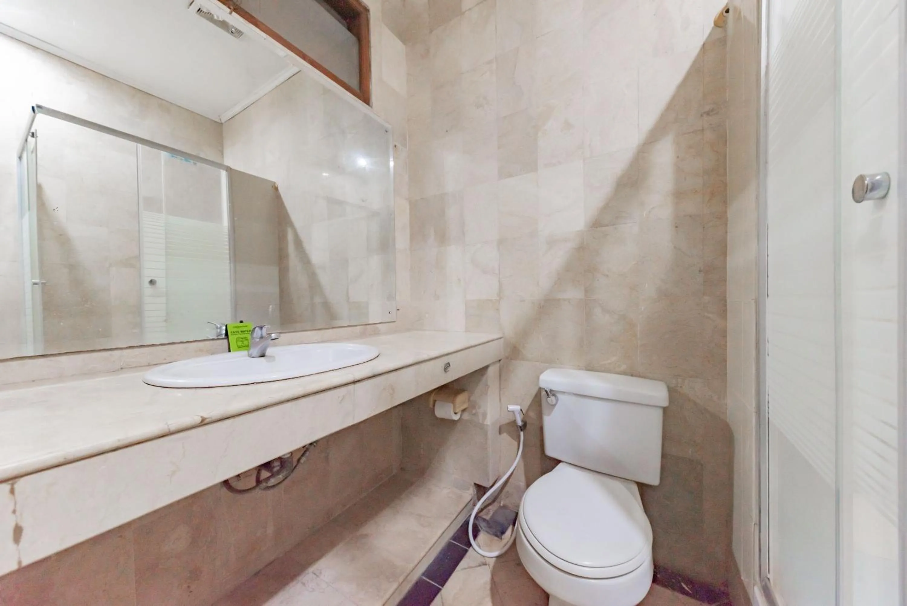 Bathroom in Urbanview De Ethnic Hotel Bandung by RedDoorz