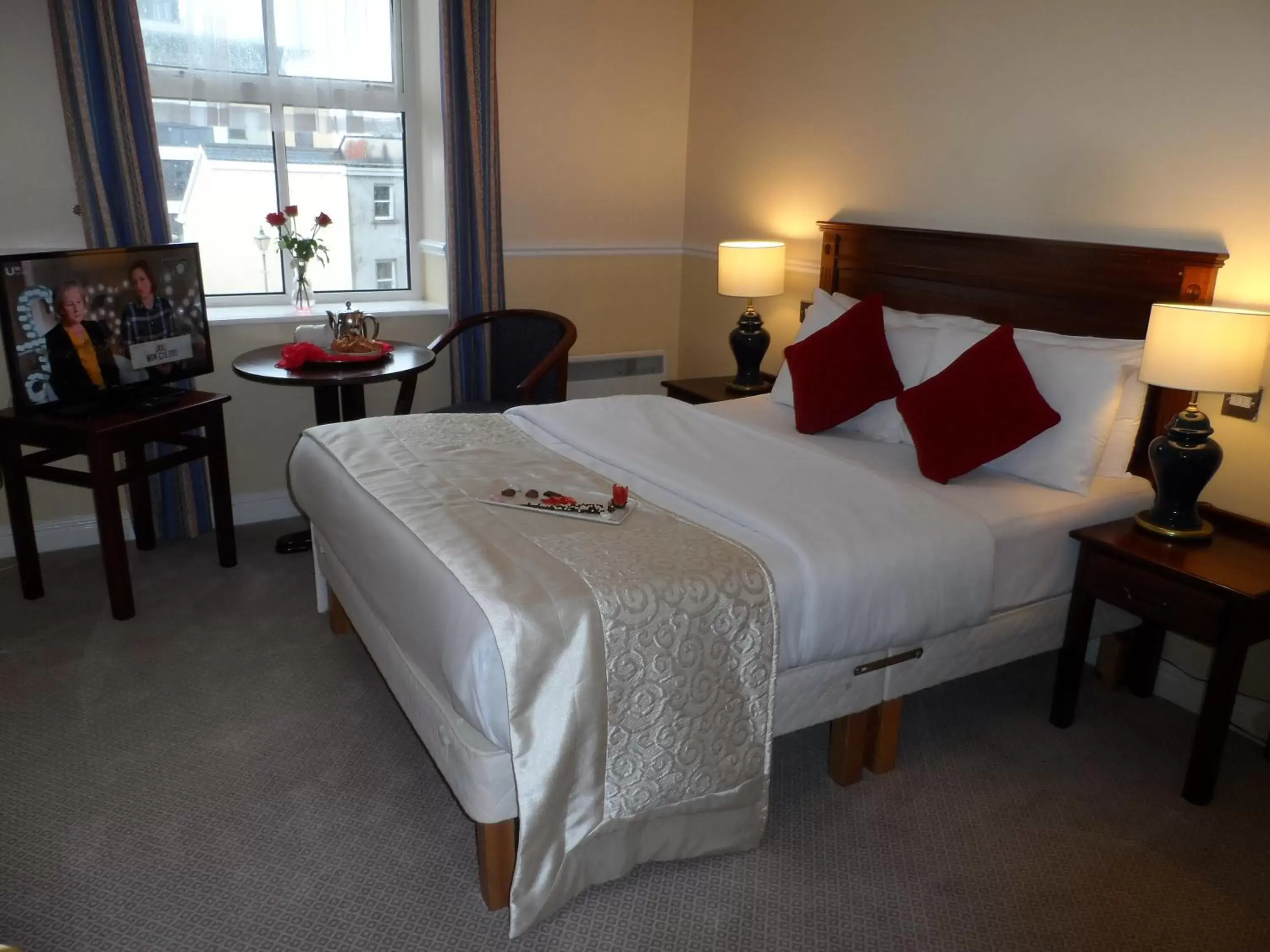 Photo of the whole room, Bed in Sligo City Hotel