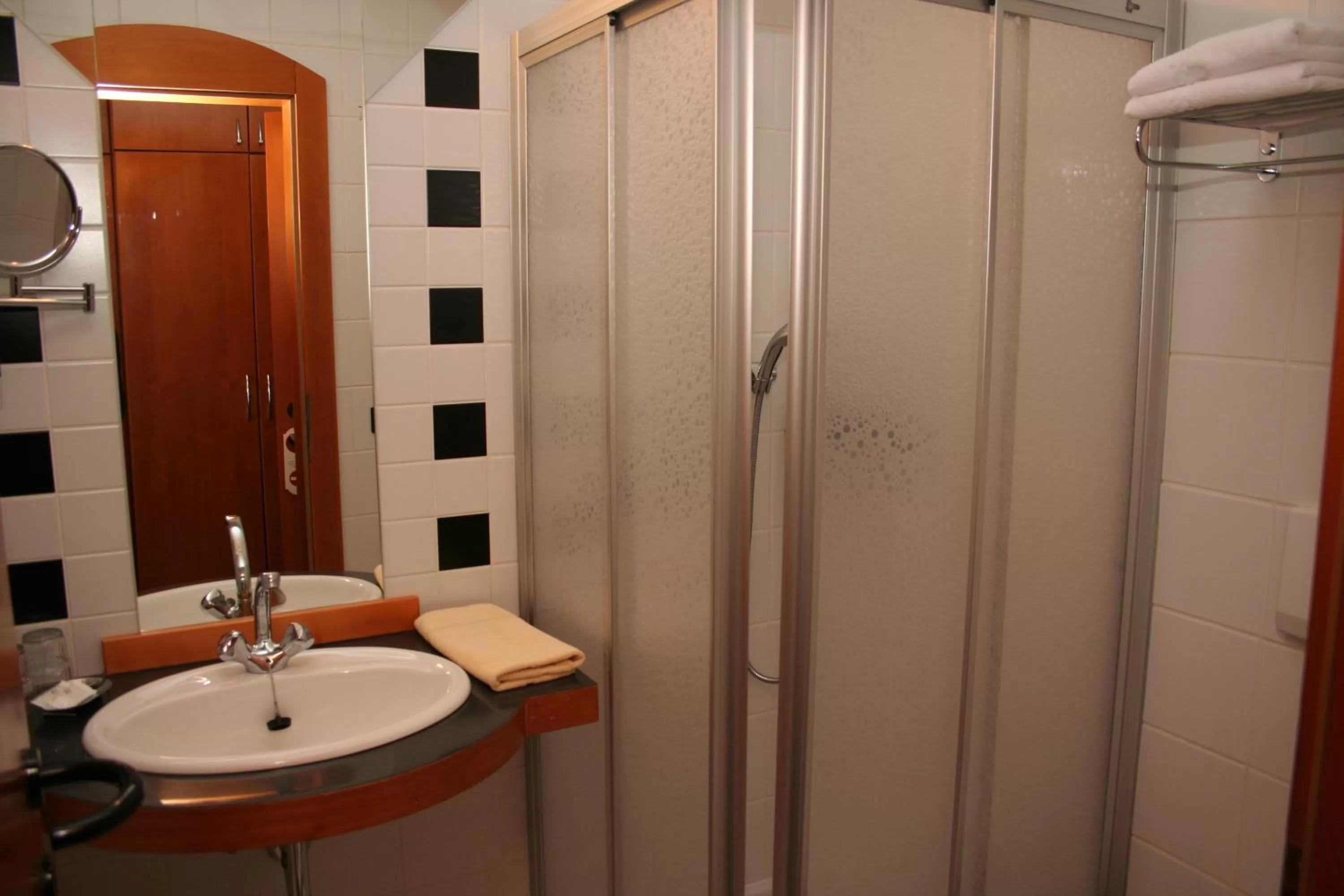 Bathroom in Hotel Edlingerwirt - Sauna & Golfsimulator inklusive
