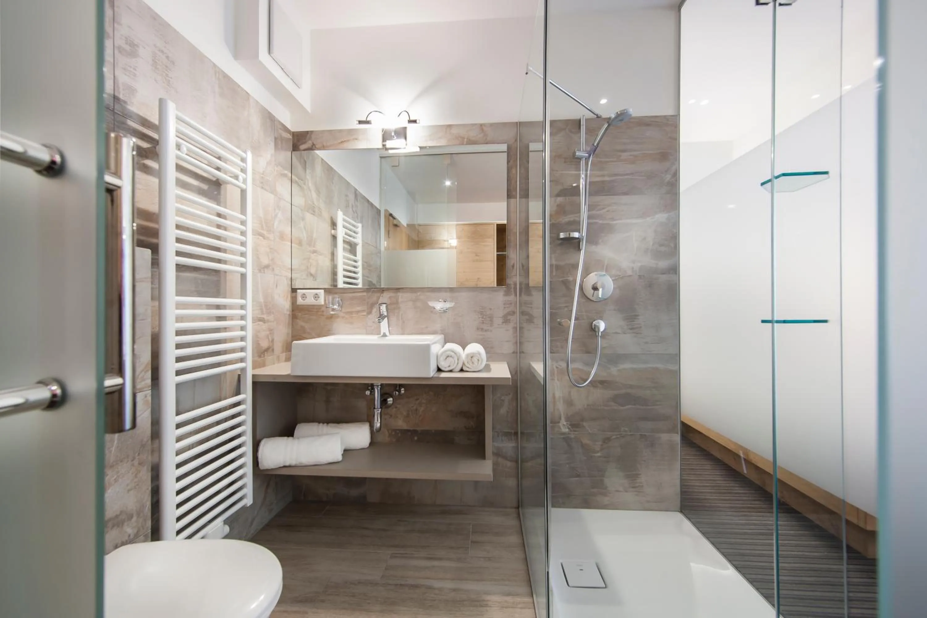 Bathroom in Das Mitterplarser Hotel