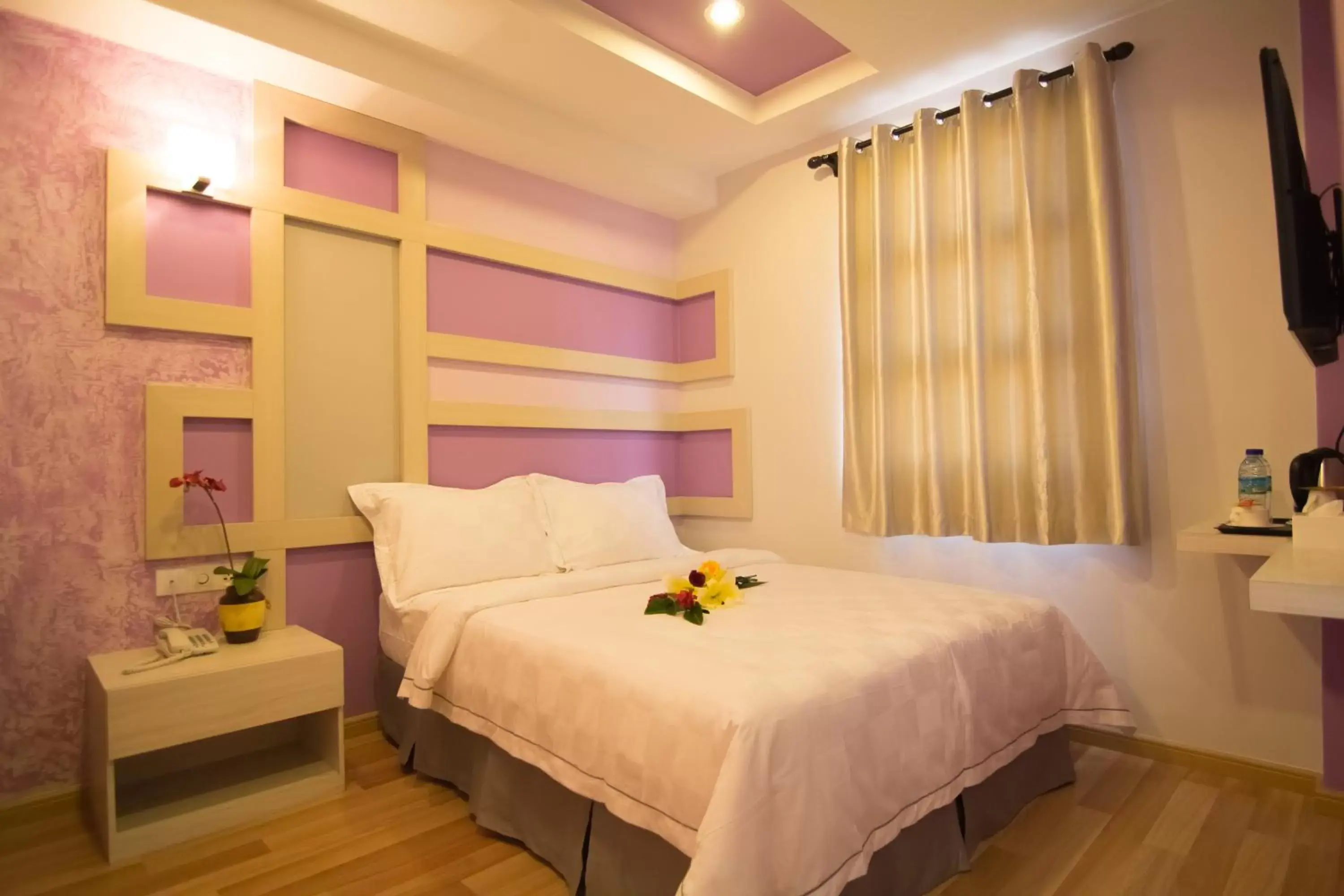 Bed in Sunshine Inn Plus Bed in Sunshine Inn Plus