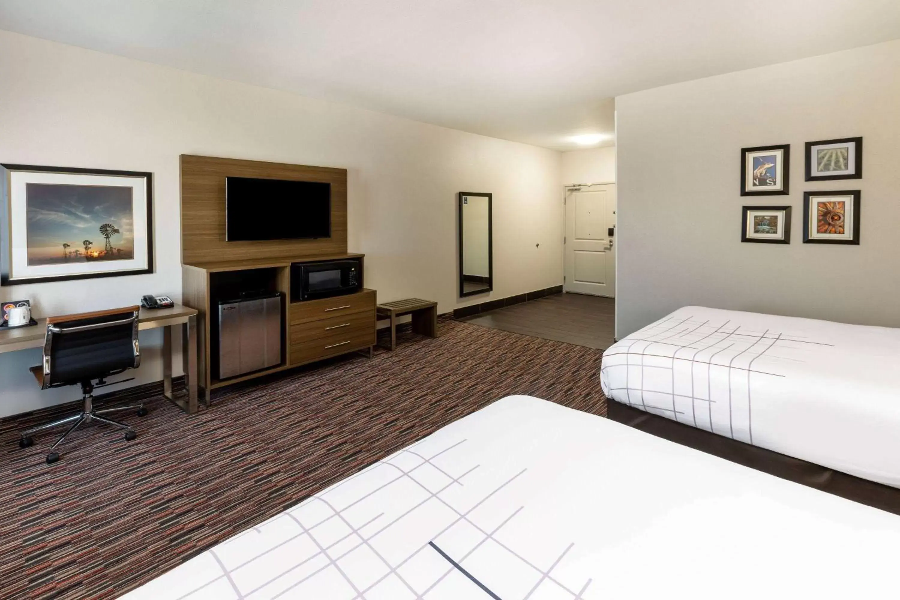Photo of the whole room, Bed in La Quinta by Wyndham Wichita Falls - MSU Area