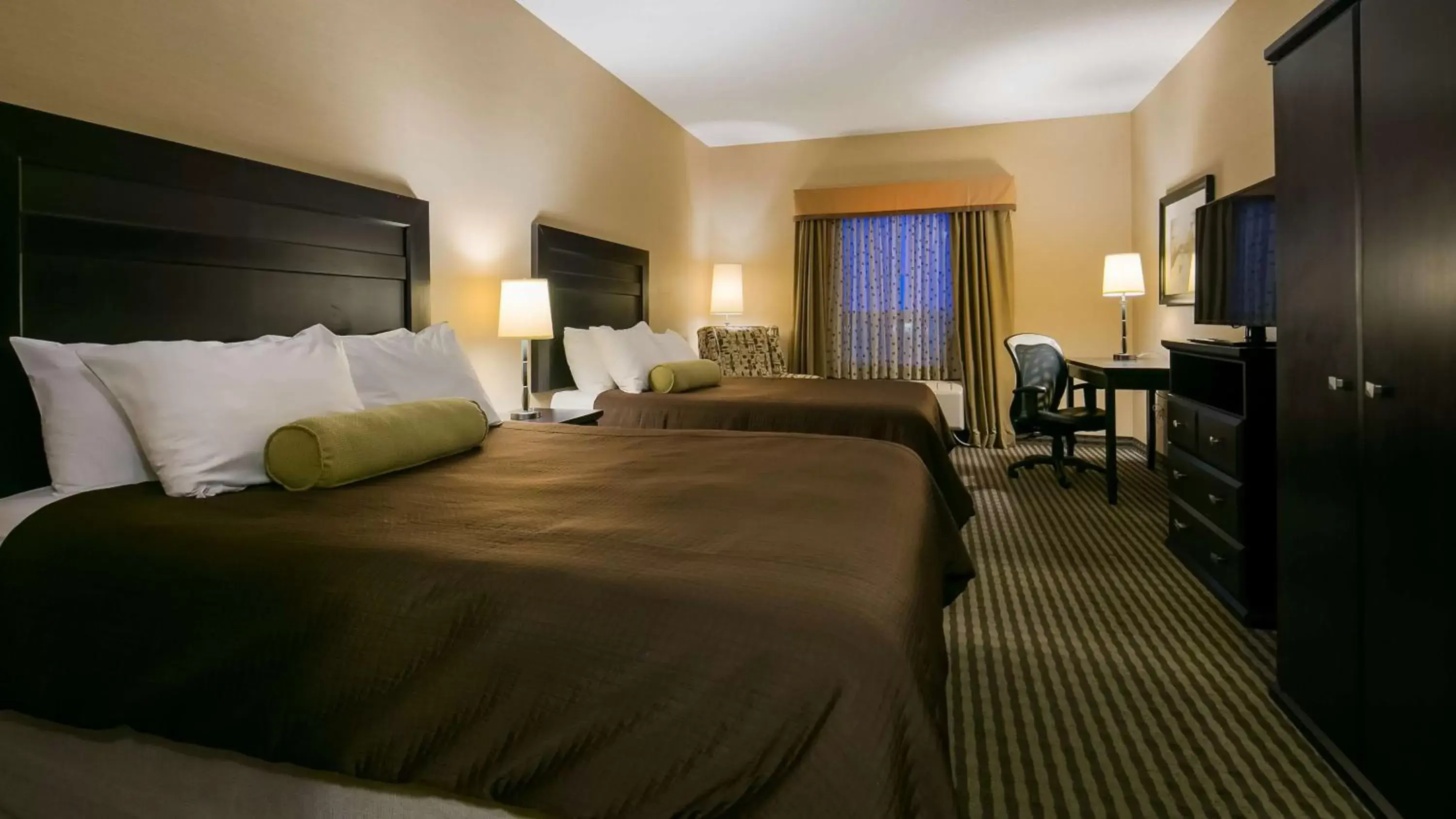 Bed in Best Western Sunrise Inn & Suites