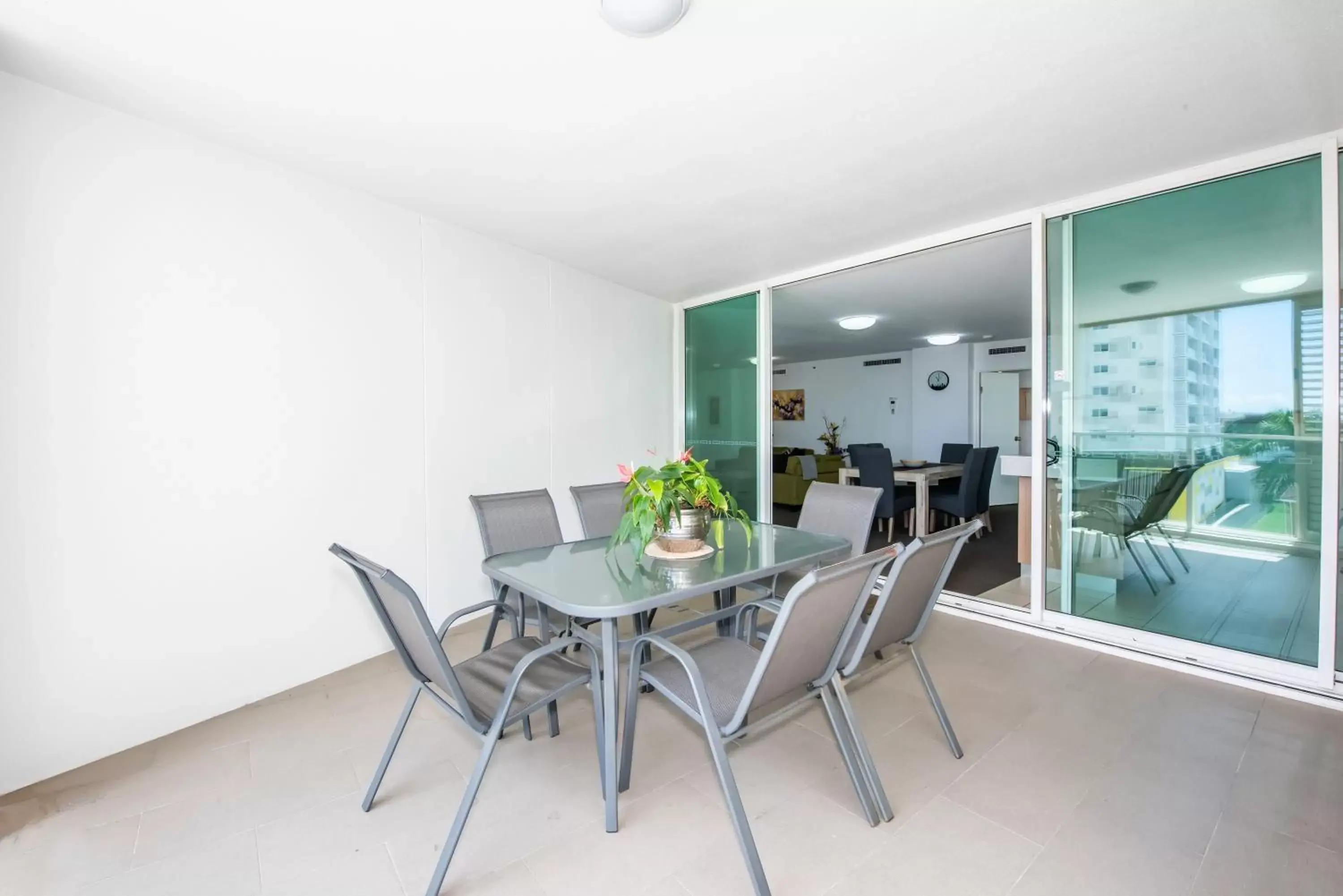 Balcony/Terrace, Dining Area in Lanai Riverside Apartments