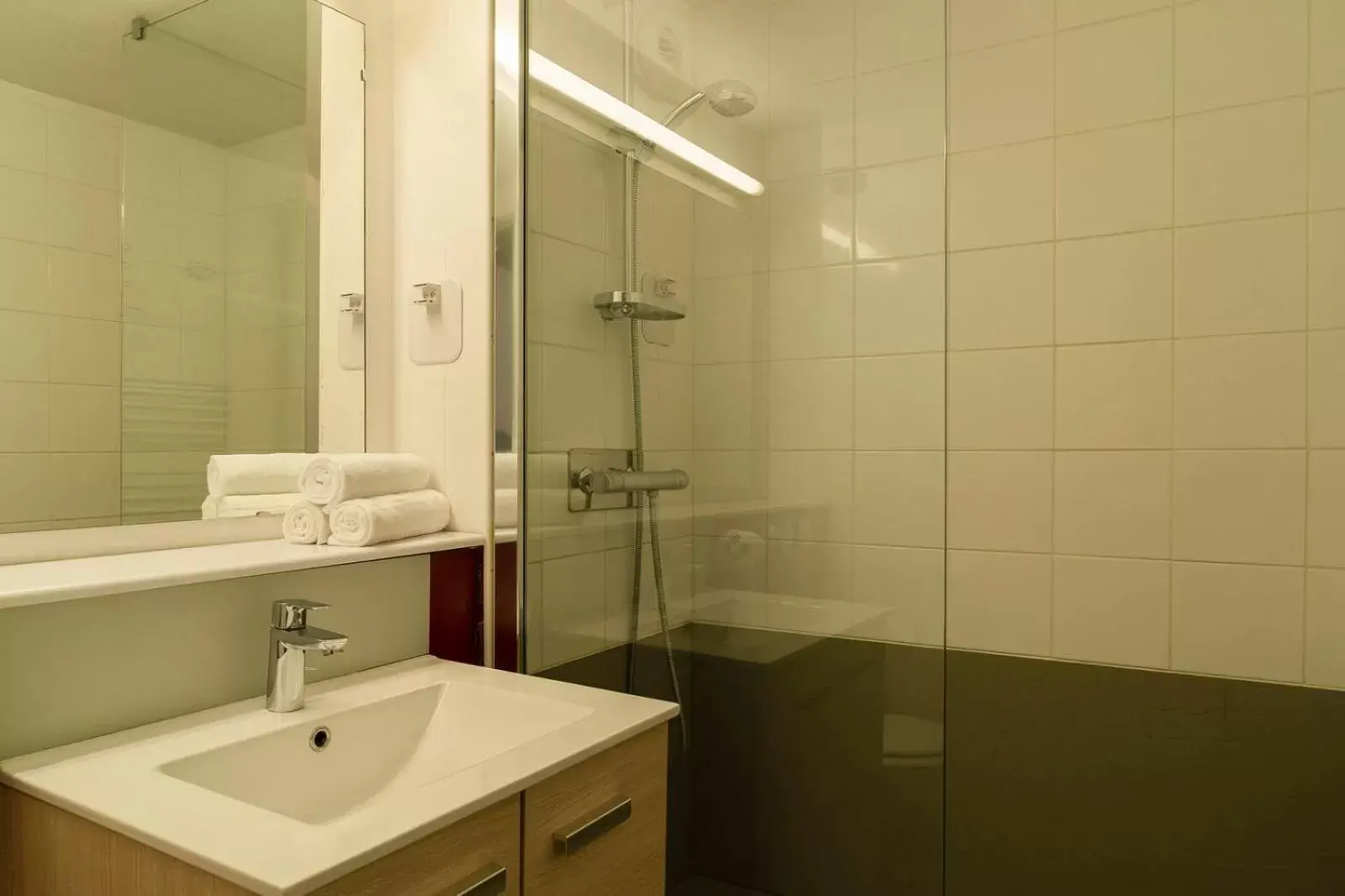 Bathroom in BRIT HOTEL Confort MORLAIX
