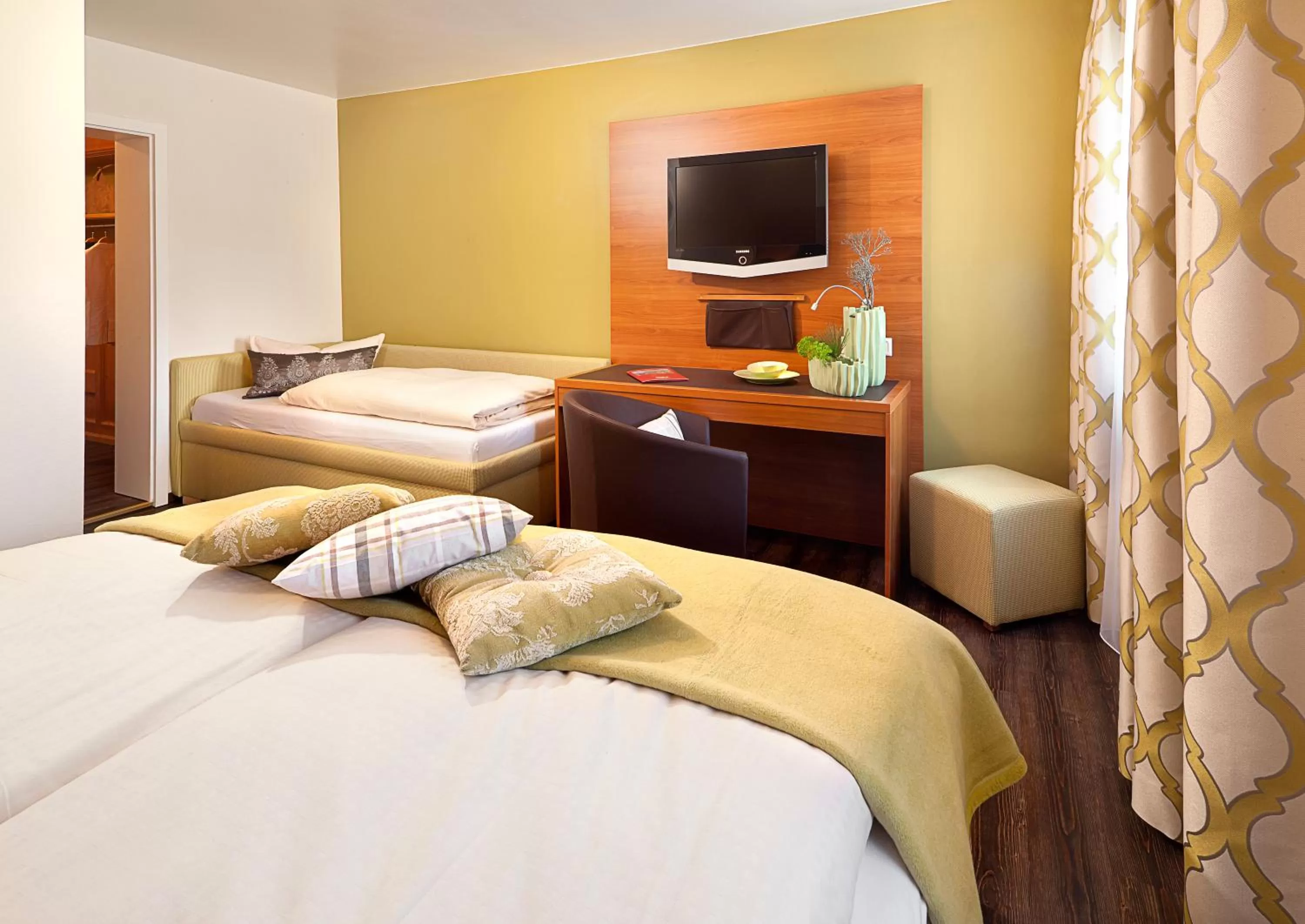 Photo of the whole room, Bed in Altstadt-Hotel Zum Hechten