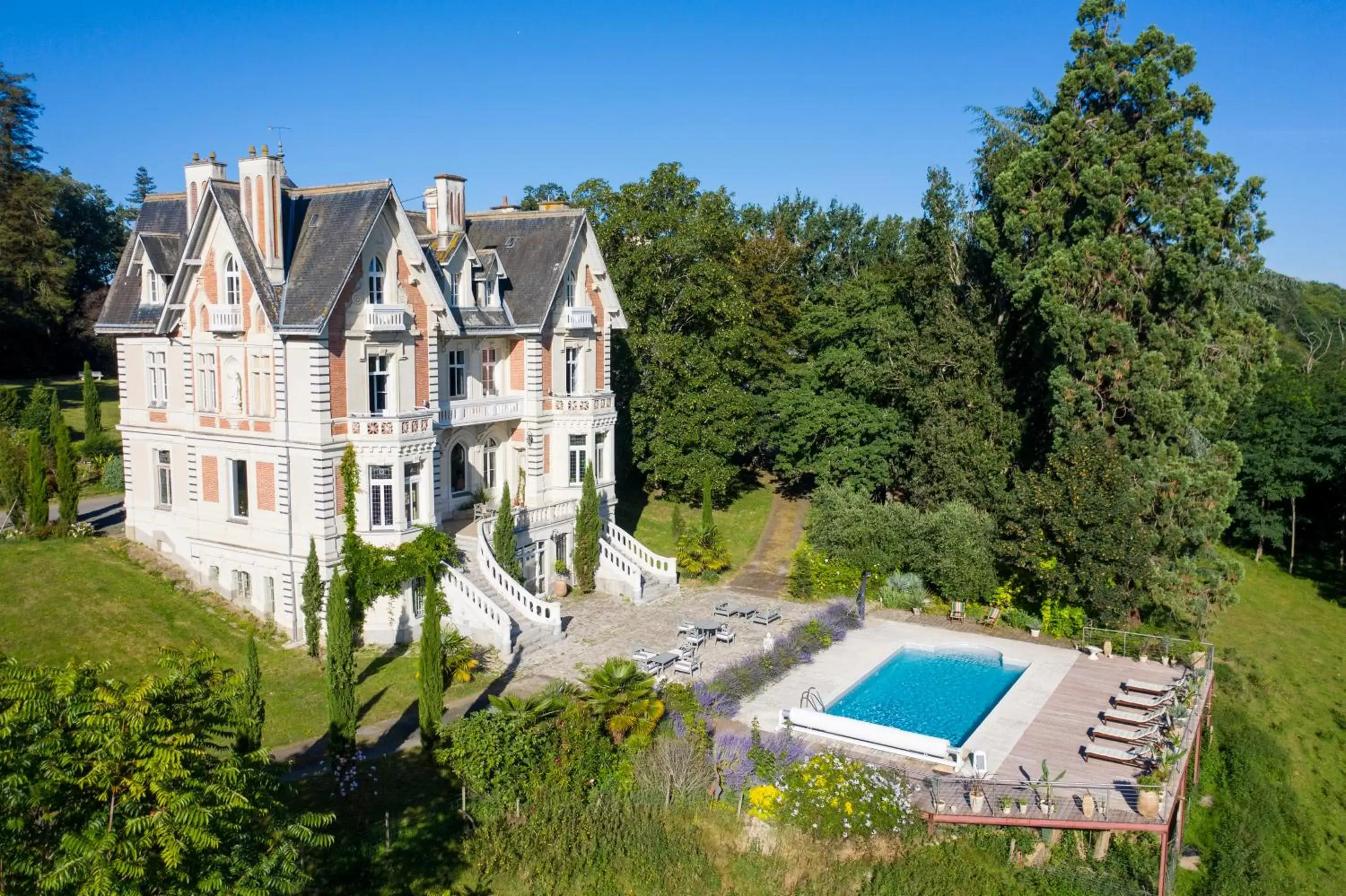 Property building, Pool View in Château des Forges par Slow Village