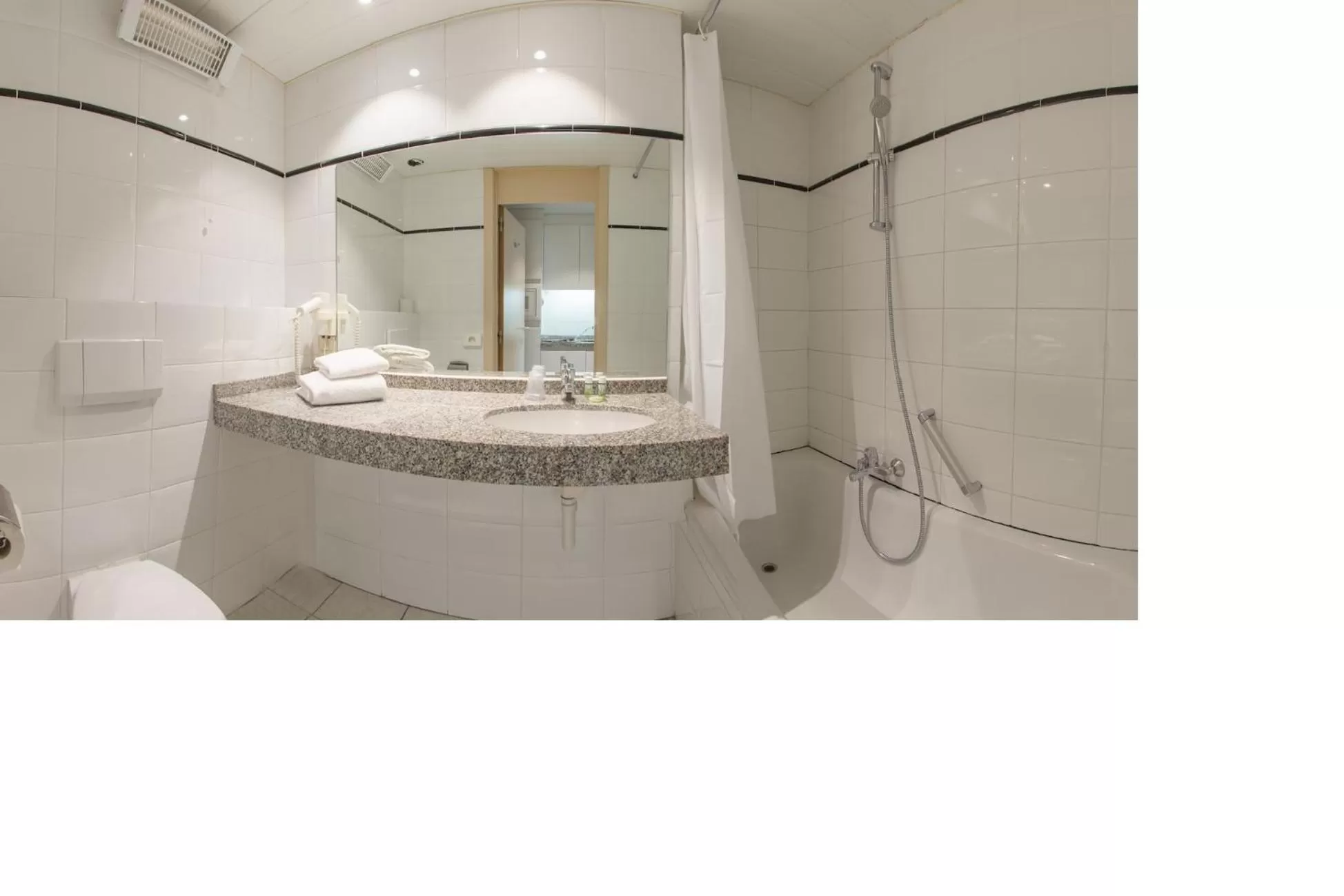 Bathroom in Arass Hôtel & Business Flats